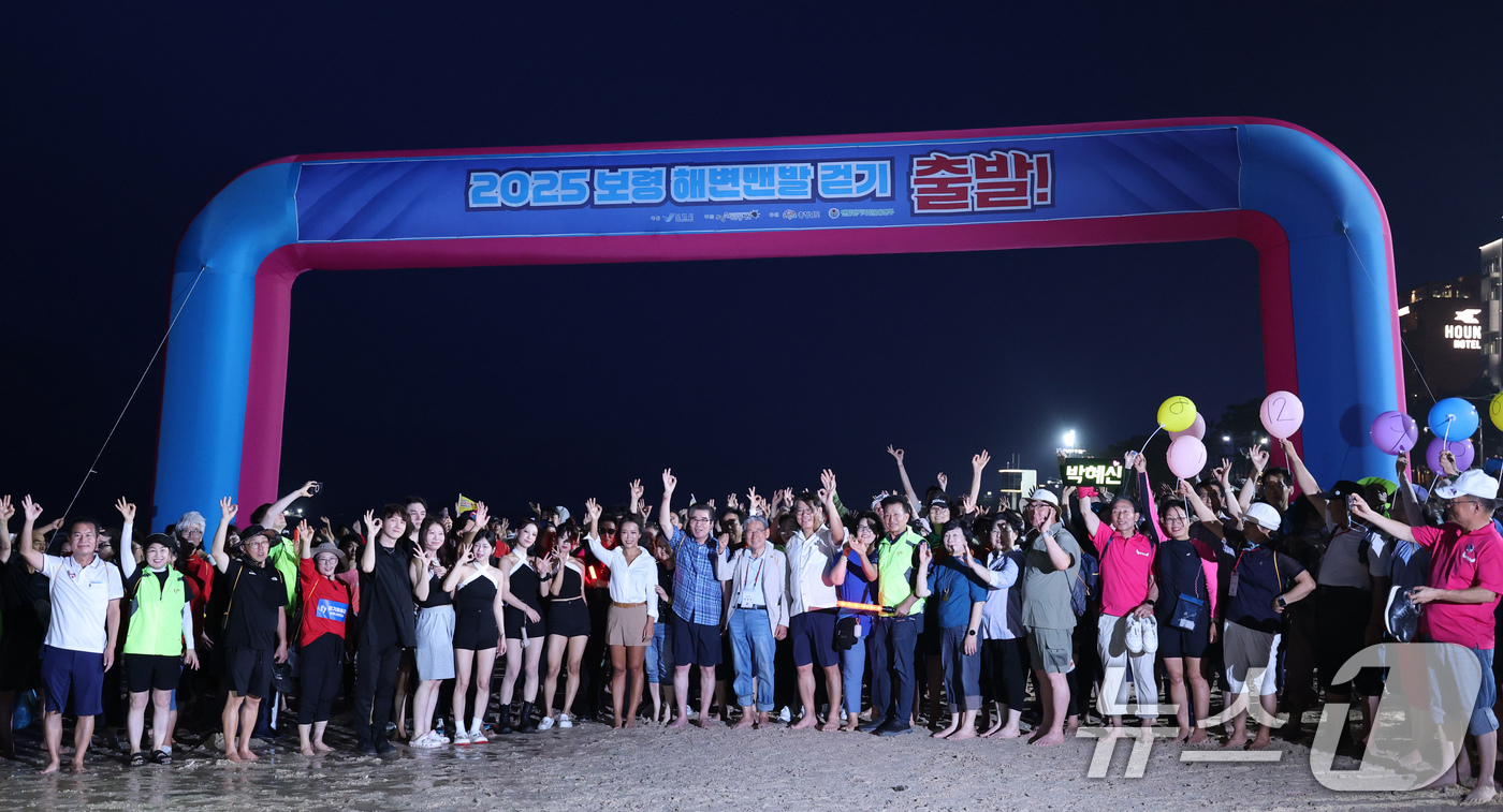 (보령=뉴스1) 김기태 기자 = 6일 충남 보령 대천해수욕장에서 열린 '보령 해변 맨발걷기 축제'에서 김동일 보령시장을 비롯해 참가자들이 맨발 걷기를 하고 있다. 2025.9.7/ …