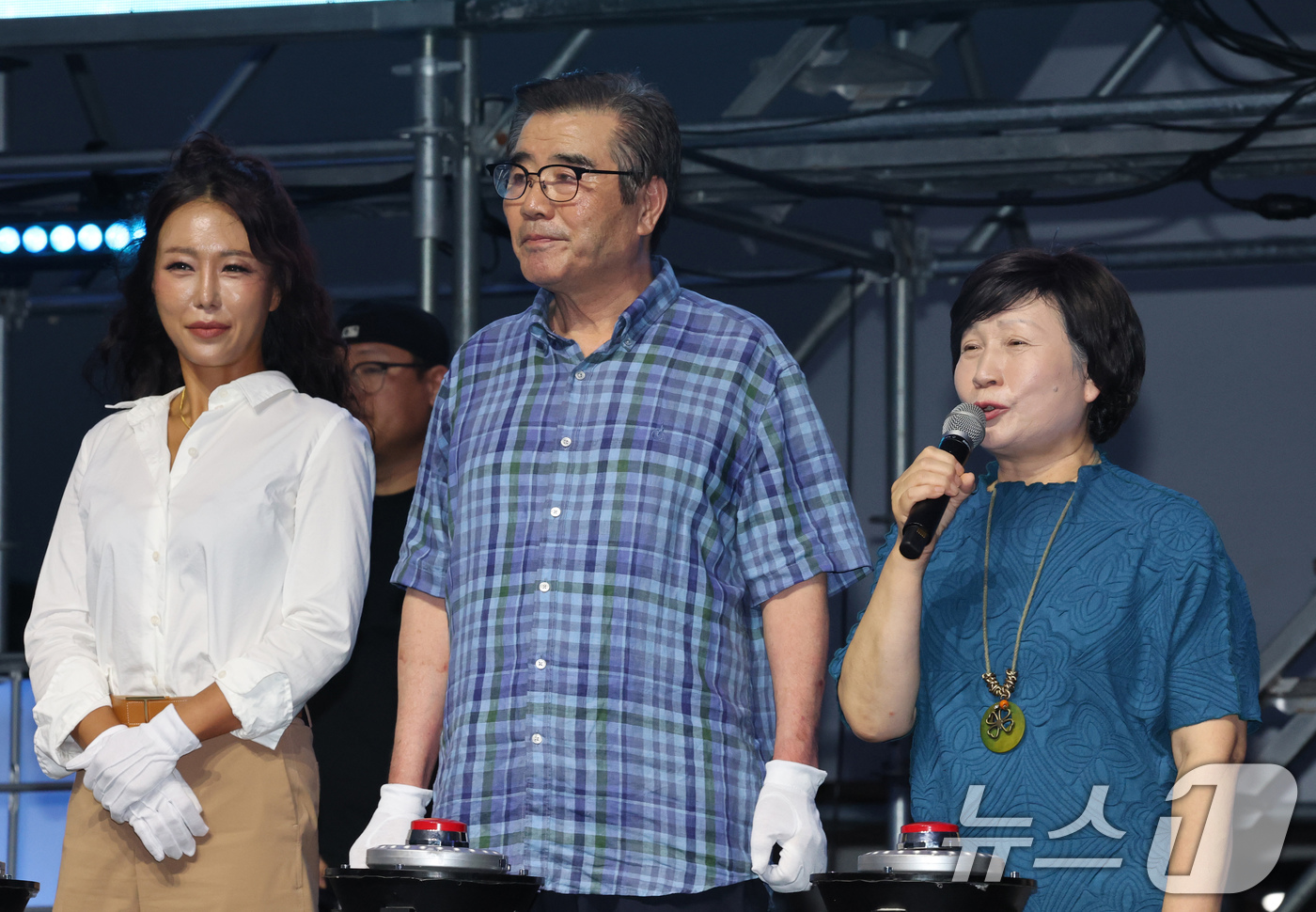 (보령=뉴스1) 김기태 기자 = 6일 충남 보령 대천해수욕장에서 열린 '보령 해변 맨발 걷기 축제' 개막식에서 최은순 보령시의회 의장이 인사말을 하고 있다. 2025.9.7/뉴스1 …