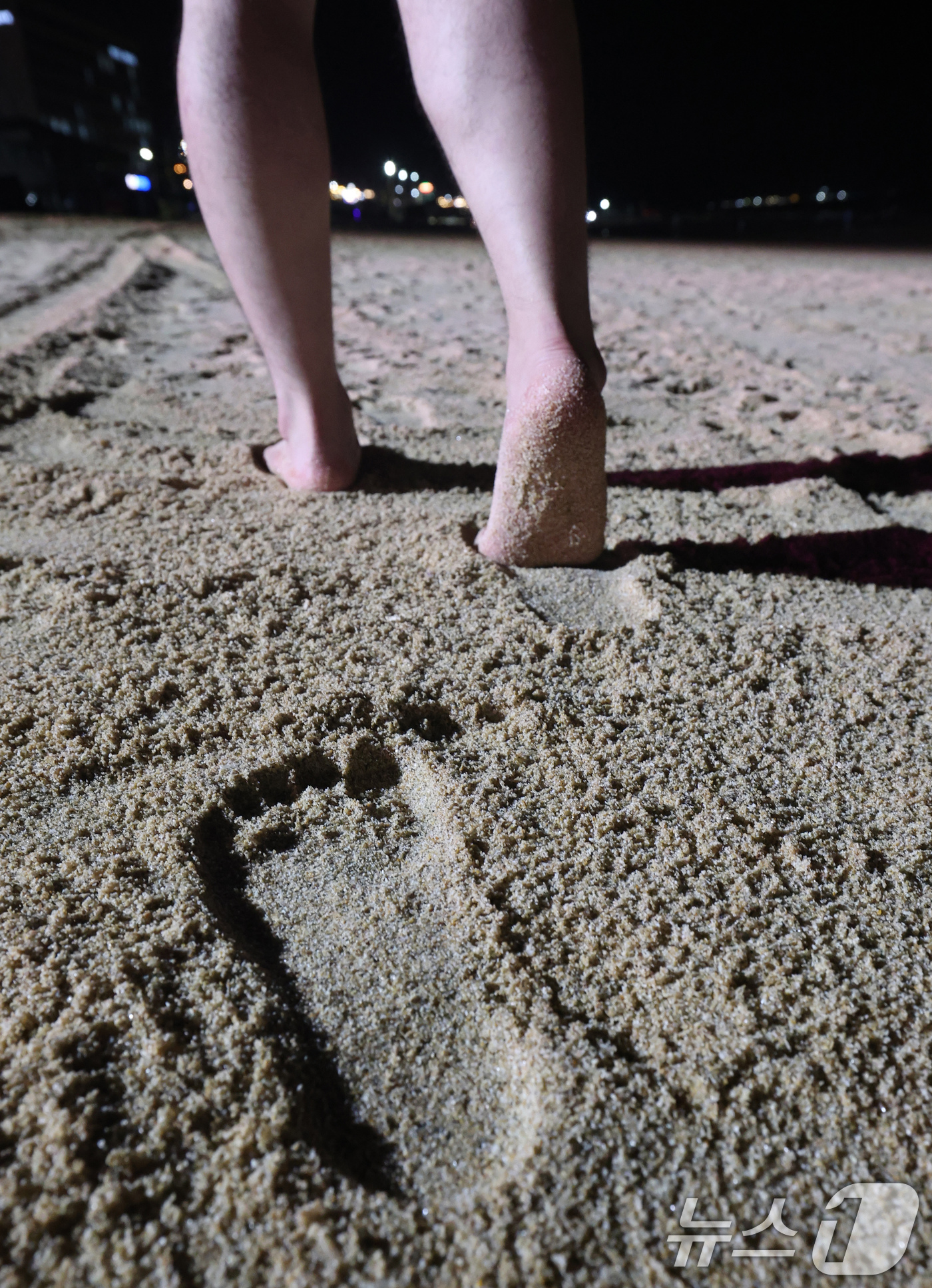 (보령=뉴스1) 김기태 기자 = 6일 충남 보령 대천해수욕장에서 열린 '보령 해변 맨발 걷기 축제'에서 참가자들이 맨발 걷기를 하고 있다. 2025.9.7/뉴스1