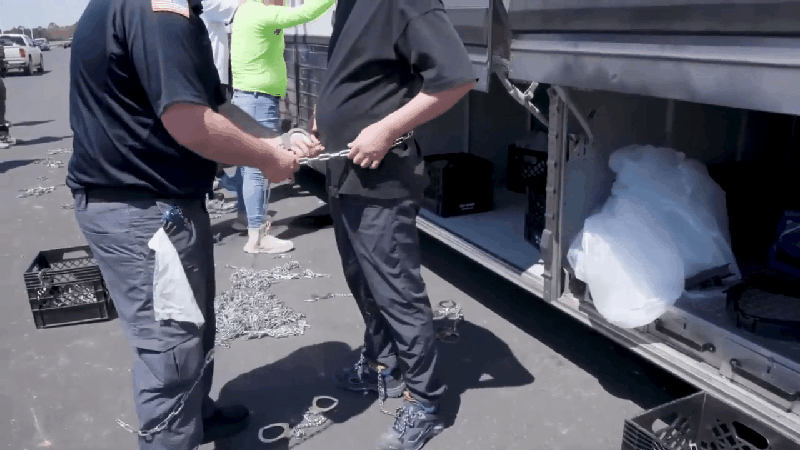 본문 이미지 - 미국 이민세관단속국(ICE)이 홈페이지에 공개한 조지아주 현대차·LG에너지솔루션 합작 배터리 공장 이민 단속 영상의 한 체포 장면. 2025.09.06