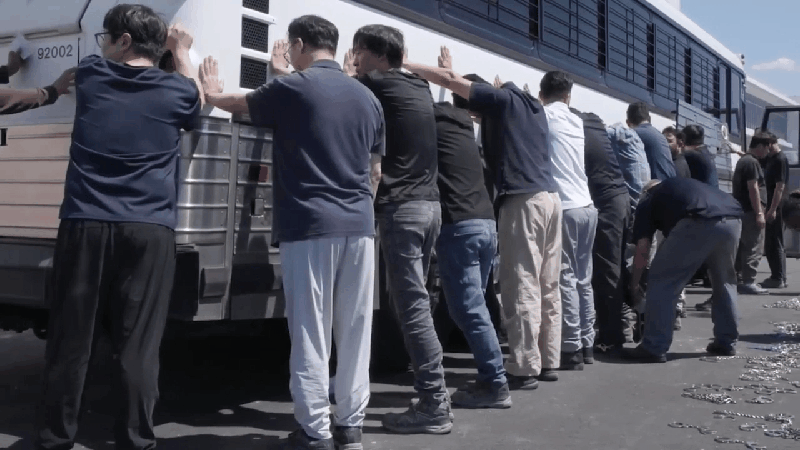 본문 이미지 - 미국 이민세관단속국(ICE)이 홈페이지에 공개한 조지아주 현대차·LG에너지솔루션 합작 배터리 공장 이민단속 영상의 한 체포 장면. 2025.09.06