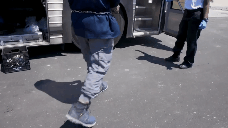 본문 이미지 - 미국 이민세관단속국(ICE)이 홈페이지에 공개한 조지아주 현대차·LG에너지솔루션 합작 배터리 공장 이민단속 영상의 한 체포 장면. 2025.09.06