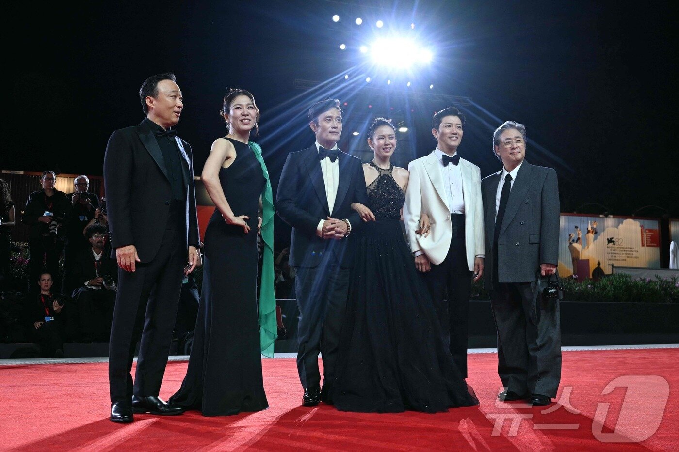 본문 이미지 - '어쩔수가없다' 배우들 ⓒ AFP=뉴스1