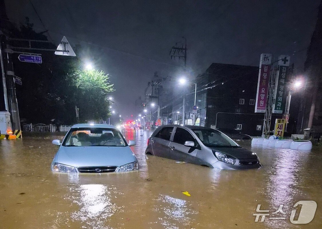 본문 이미지 - 밤사이 쏟아진 비로 잠긴 전북 군산시 문화동 일대.(독자 제공. 재판매 및 DB금지)