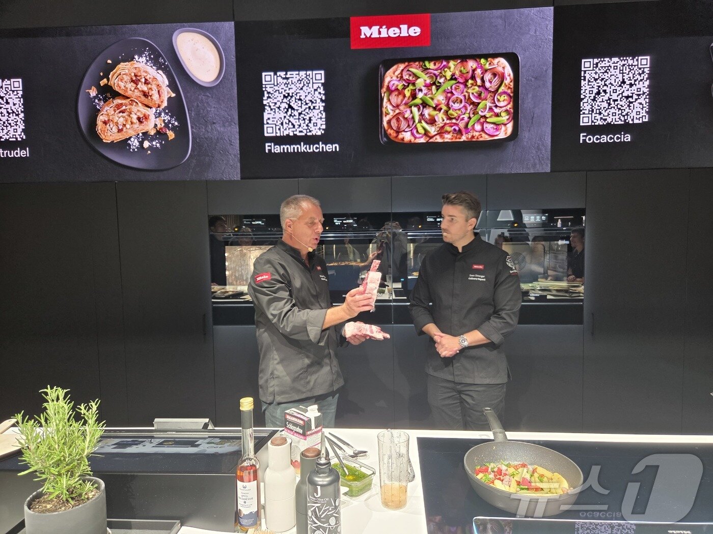 본문 이미지 - 6일(현지시간) 독일 베를린에서 열리는 IFA 2025 밀레 부스에서 독일 셰프들이 쿠킹쇼를 진행하고 있다. 2025.9.6/뉴스1 ⓒ News1 박주평 기자