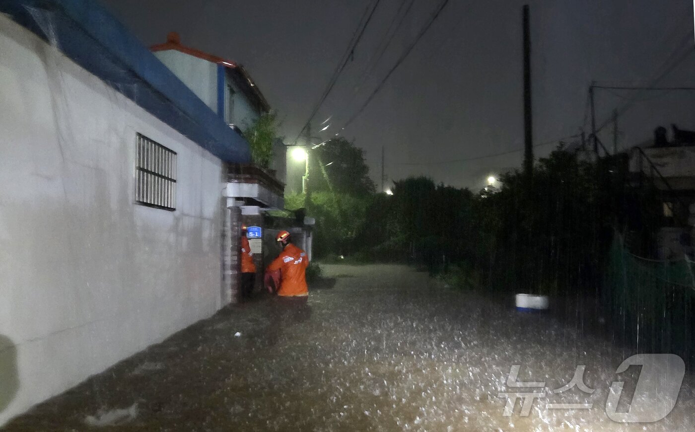 본문 이미지 - 전북지역에 극한호우가 내린 7일 새벽 전북 군산시 송풍동 한 동네가 침수됐다는 신고를 받고 출동한 소방대원이 현장 통제에 나서고 있다.&#40;전북소방 제공. 재판매 및 DB금지&#41; 2025.9.7/뉴스1 ⓒ News1