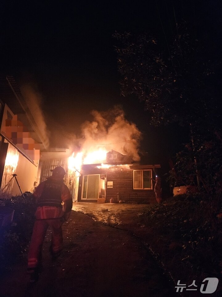 본문 이미지 - 7일 오전 2시24분쯤 경북 상주시 인평동의 한 곶감건조장에서 불이 나 소방 당국이 진화하고 있다.&#40;경북소방본부 제공. 재판매 및 DB 금지&#41;