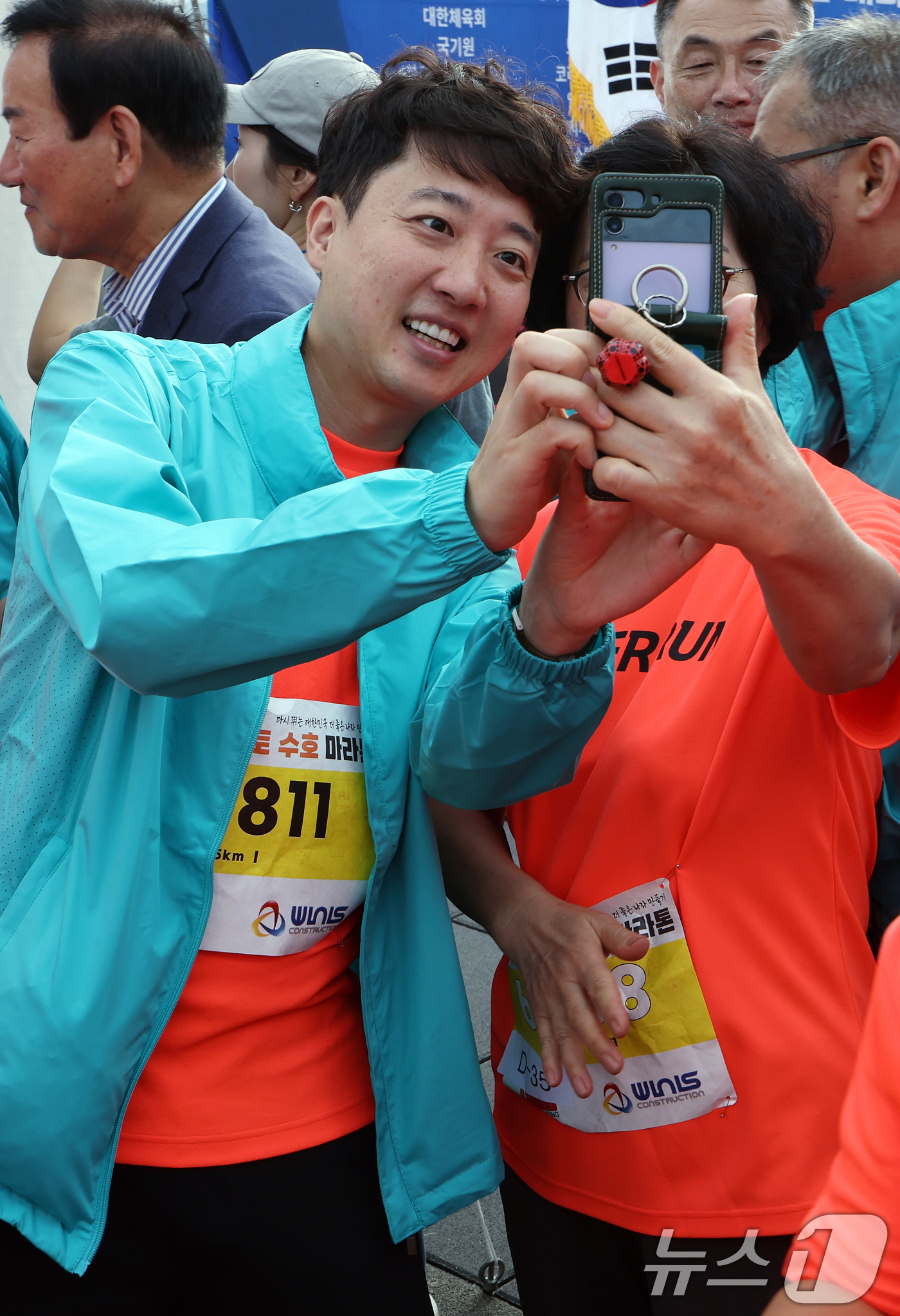 (서울=뉴스1) 박정호 기자 = 이준석 개혁신당 대표가 7일 오전 서울 여의도 한강공원 물빛무대에서 열린 2025 제17회 사이버 영토 수호 마라톤대회에서 참가자들과 기념 사진을 …