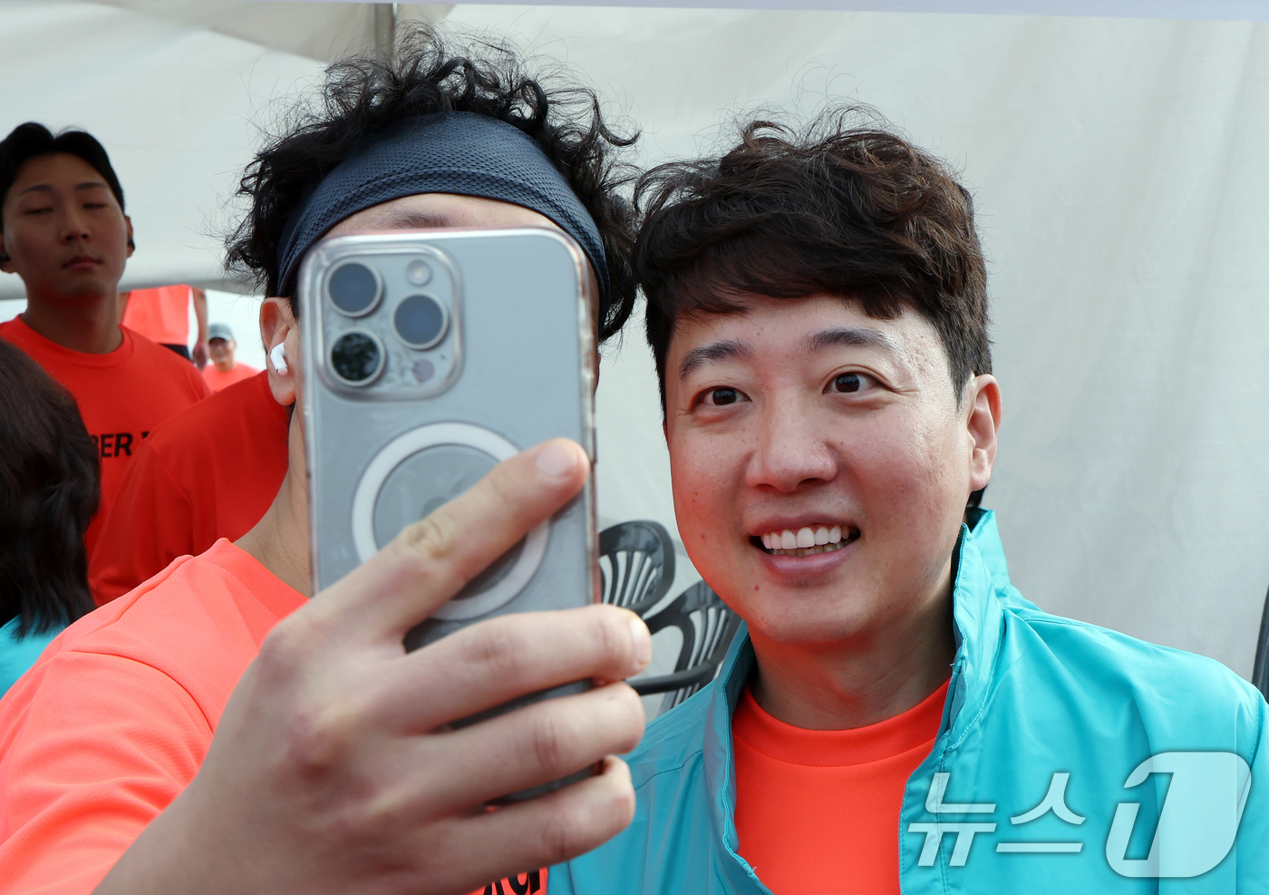 (서울=뉴스1) 박정호 기자 = 이준석 개혁신당 대표가 7일 오전 서울 여의도 한강공원 물빛무대에서 열린 2025 제17회 사이버 영토 수호 마라톤대회에서 참가자들과 기념 사진을 …