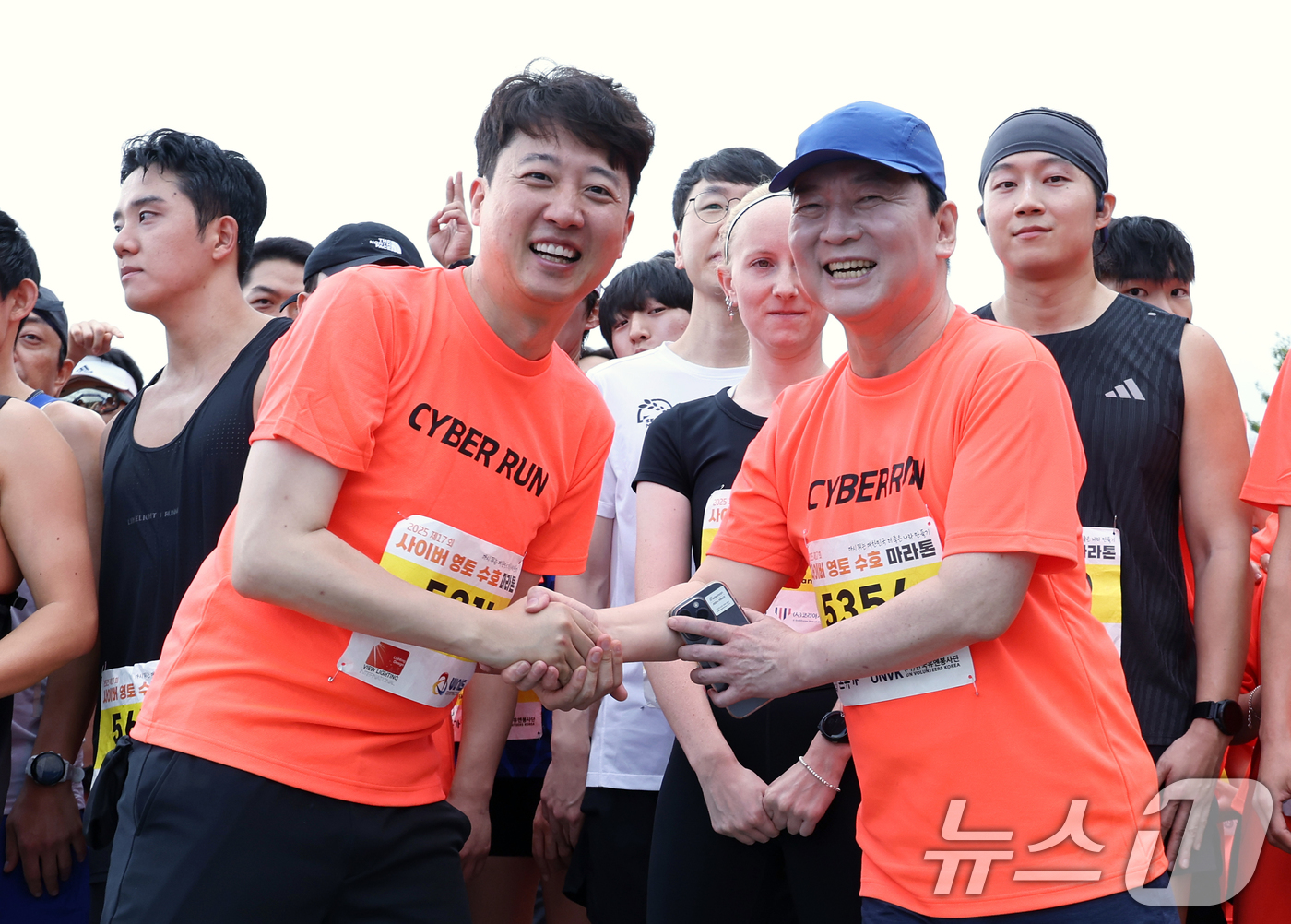 (서울=뉴스1) 박정호 기자 = 이준석 개혁신당 대표와 안철수 국민의힘 의원이 7일 오전 서울 여의도 한강공원 물빛무대에서 열린 2025 제17회 사이버 영토 수호 마라톤대회에서 …