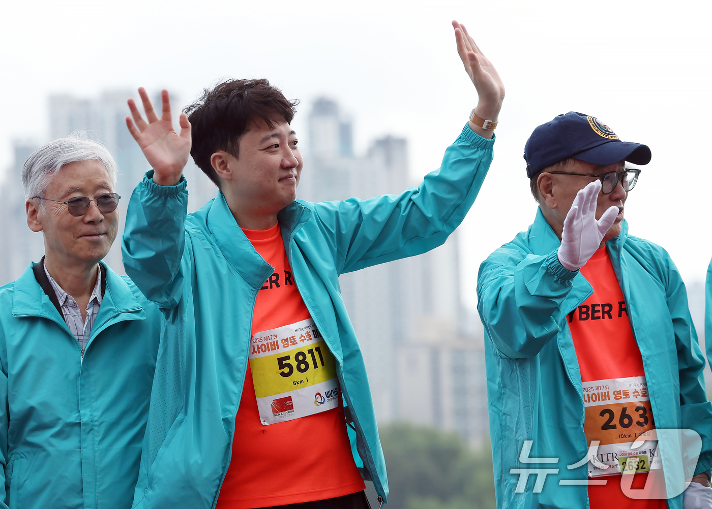 (서울=뉴스1) 박정호 기자 = 이준석 개혁신당 대표가 7일 오전 서울 여의도 한강공원 물빛무대에서 열린 2025 제17회 사이버 영토 수호 마라톤대회에서 10km 코스 참가들을 …