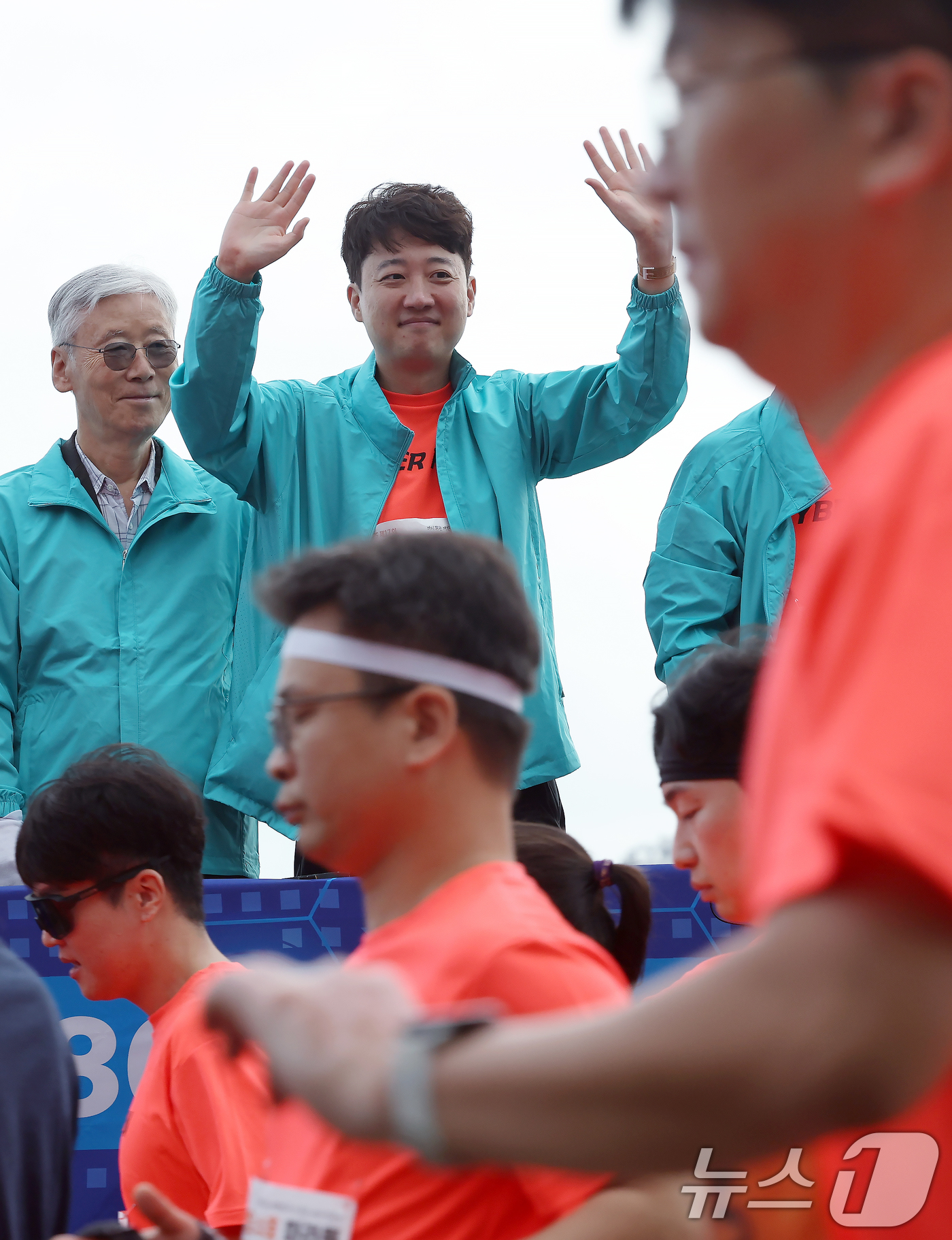 (서울=뉴스1) 박정호 기자 = 이준석 개혁신당 대표가 7일 오전 서울 여의도 한강공원 물빛무대에서 열린 2025 제17회 사이버 영토 수호 마라톤대회에서 10km 코스 참가들을 …