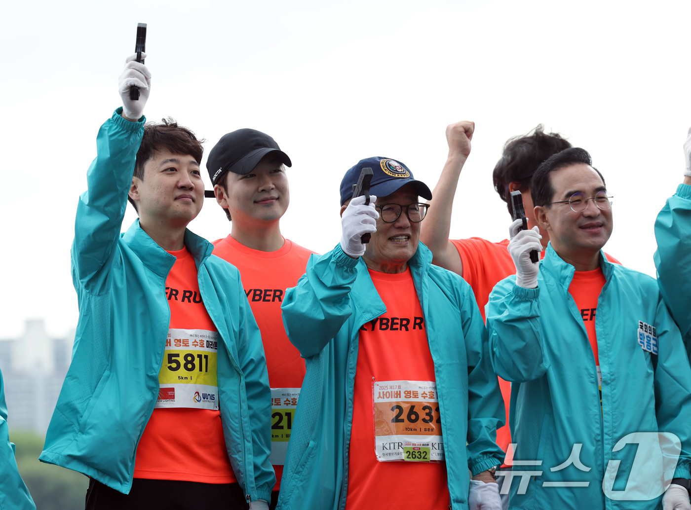 (서울=뉴스1) 박정호 기자 = 이준석 개혁신당 대표가 7일 오전 서울 여의도 한강공원 물빛무대에서 열린 2025 제17회 사이버 영토 수호 마라톤대회에서 박홍근 더불어민주당 의원 …