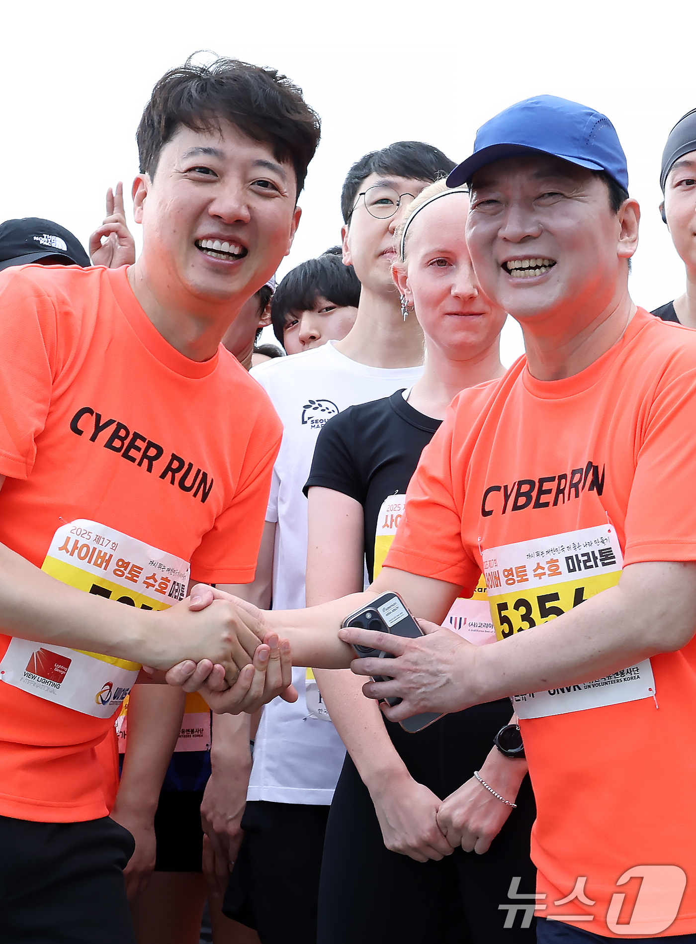 (서울=뉴스1) 박정호 기자 = 이준석 개혁신당 대표와 안철수 국민의힘 의원이 7일 오전 서울 여의도 한강공원 물빛무대에서 열린 2025 제17회 사이버 영토 수호 마라톤대회에서 …