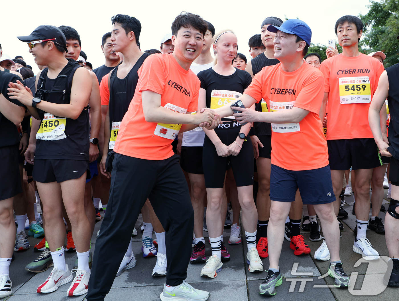 (서울=뉴스1) 박정호 기자 = 이준석 개혁신당 대표와 안철수 국민의힘 의원이 7일 오전 서울 여의도 한강공원 물빛무대에서 열린 2025 제17회 사이버 영토 수호 마라톤대회에서 …