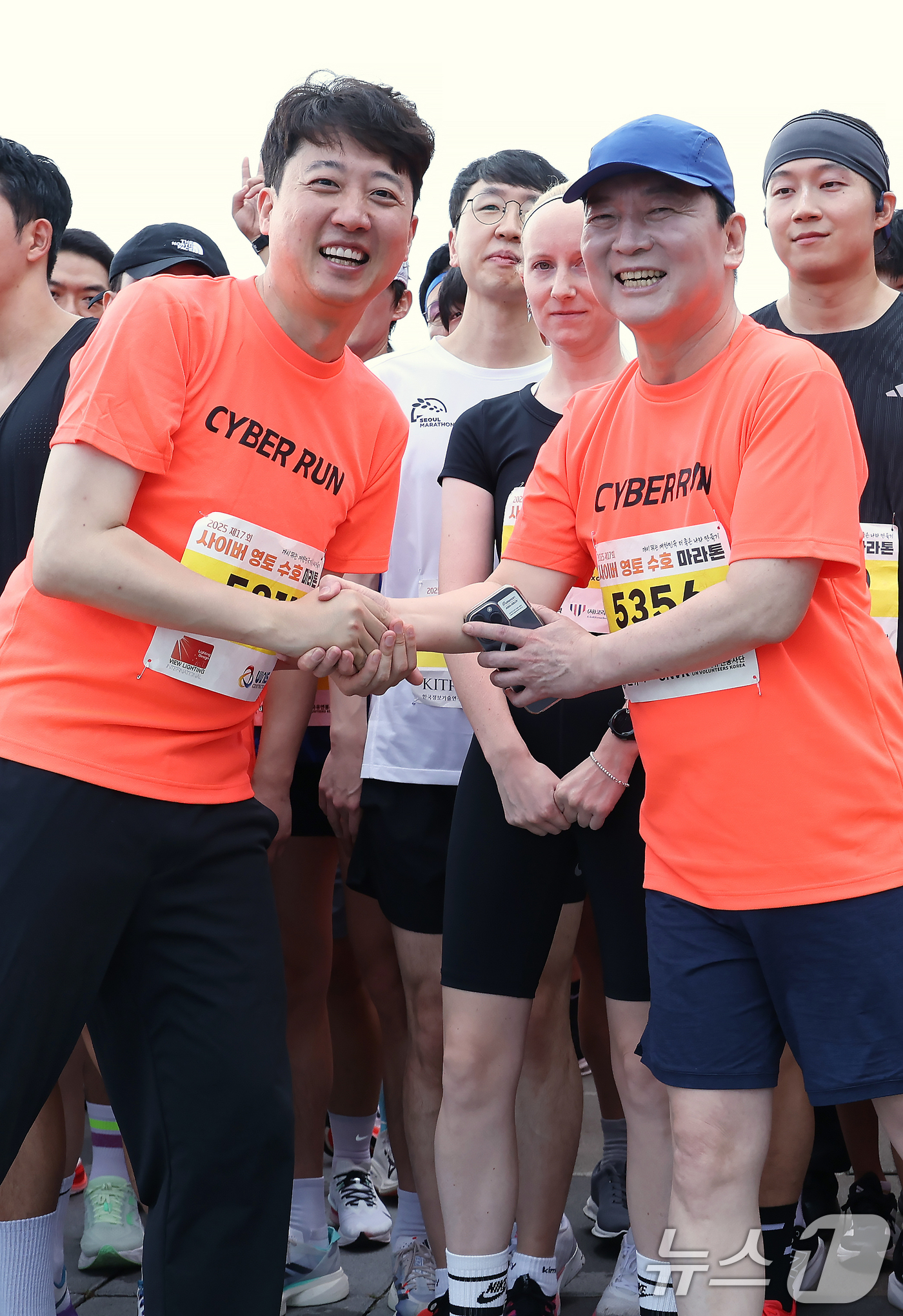 (서울=뉴스1) 박정호 기자 = 이준석 개혁신당 대표와 안철수 국민의힘 의원이 7일 오전 서울 여의도 한강공원 물빛무대에서 열린 2025 제17회 사이버 영토 수호 마라톤대회에서 …