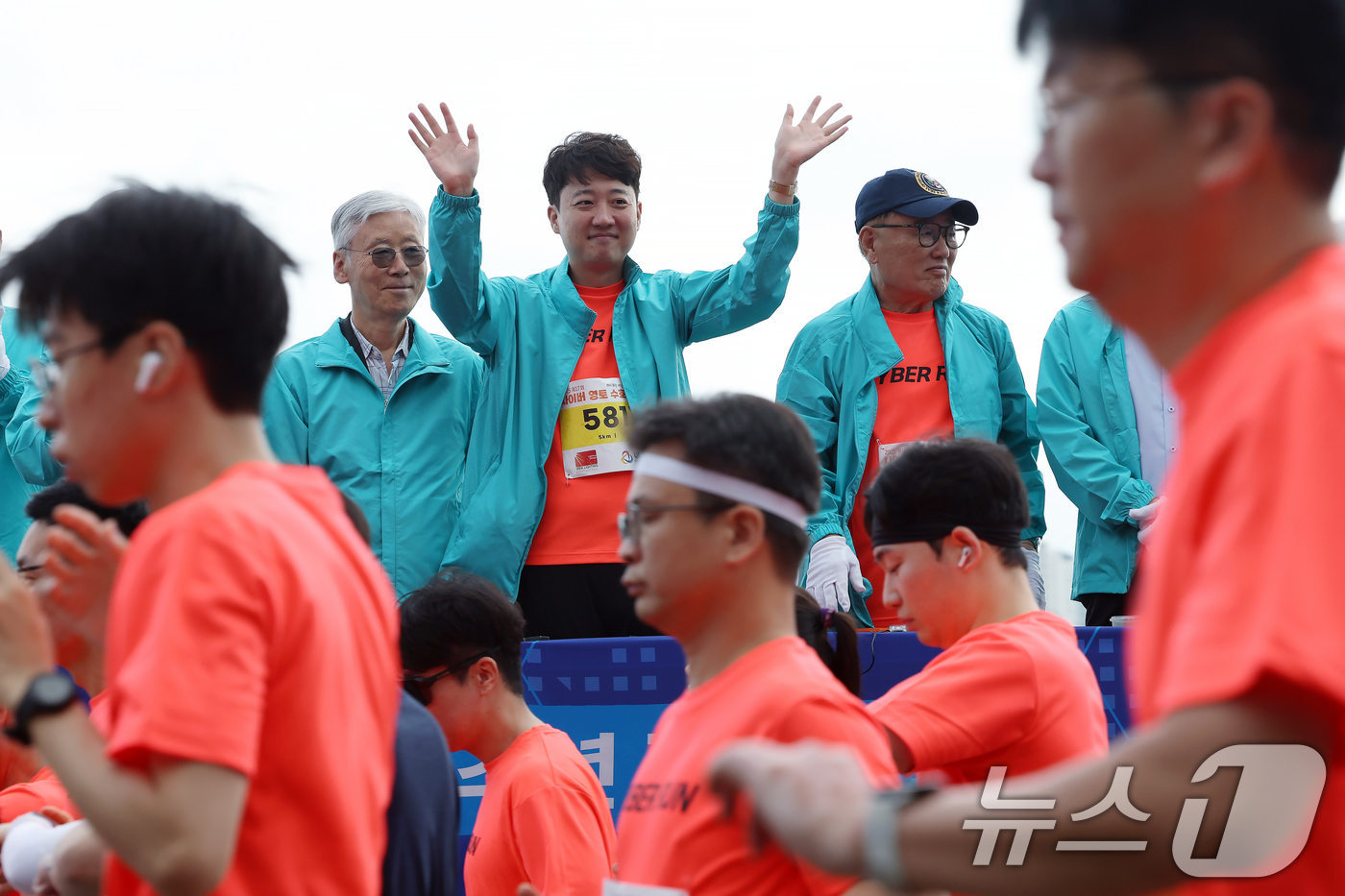 (서울=뉴스1) 박정호 기자 = 이준석 개혁신당 대표가 7일 오전 서울 여의도 한강공원 물빛무대에서 열린 2025 제17회 사이버 영토 수호 마라톤대회에서 10km 코스 참가들을 …