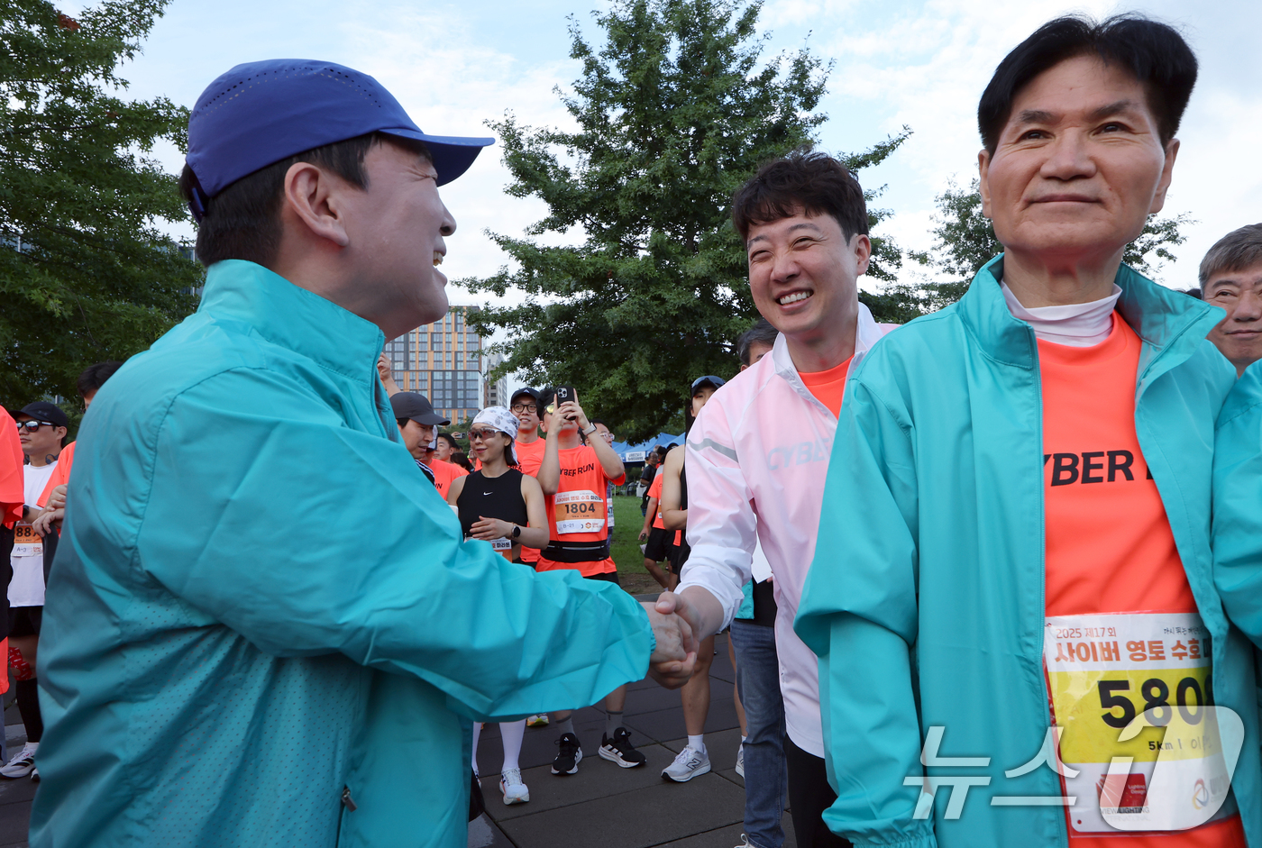 (서울=뉴스1) 박정호 기자 = 이준석 개혁신당 대표와 안철수 국민의힘 의원이 7일 오전 서울 여의도 한강공원 물빛무대에서 열린 2025 제17회 사이버 영토 수호 마라톤대회에서 …