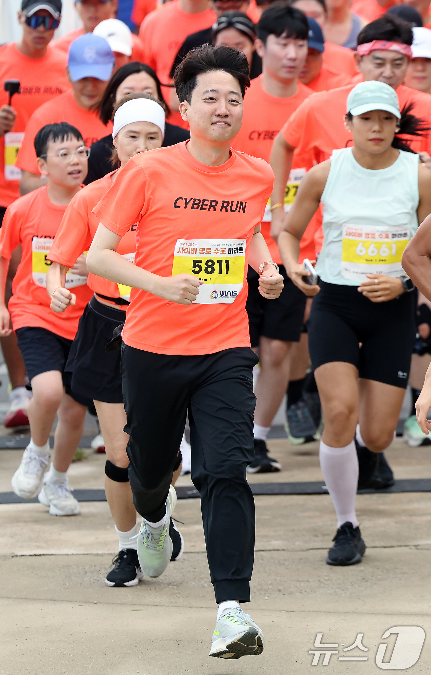 (서울=뉴스1) 박정호 기자 = 이준석 개혁신당 대표가 7일 오전 서울 여의도 한강공원 물빛무대에서 열린 2025 제17회 사이버 영토 수호 마라톤대회에서 5km 코스에 참가해 힘 …