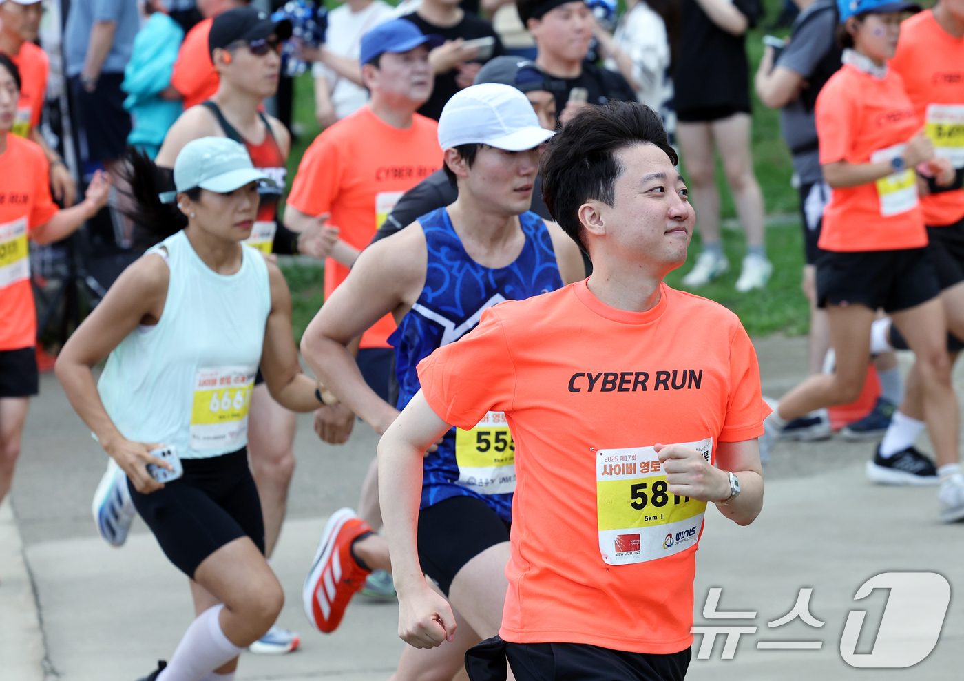 (서울=뉴스1) 박정호 기자 = 이준석 개혁신당 대표가 7일 오전 서울 여의도 한강공원 물빛무대에서 열린 2025 제17회 사이버 영토 수호 마라톤대회에서 5km 코스에 참가해 힘 …