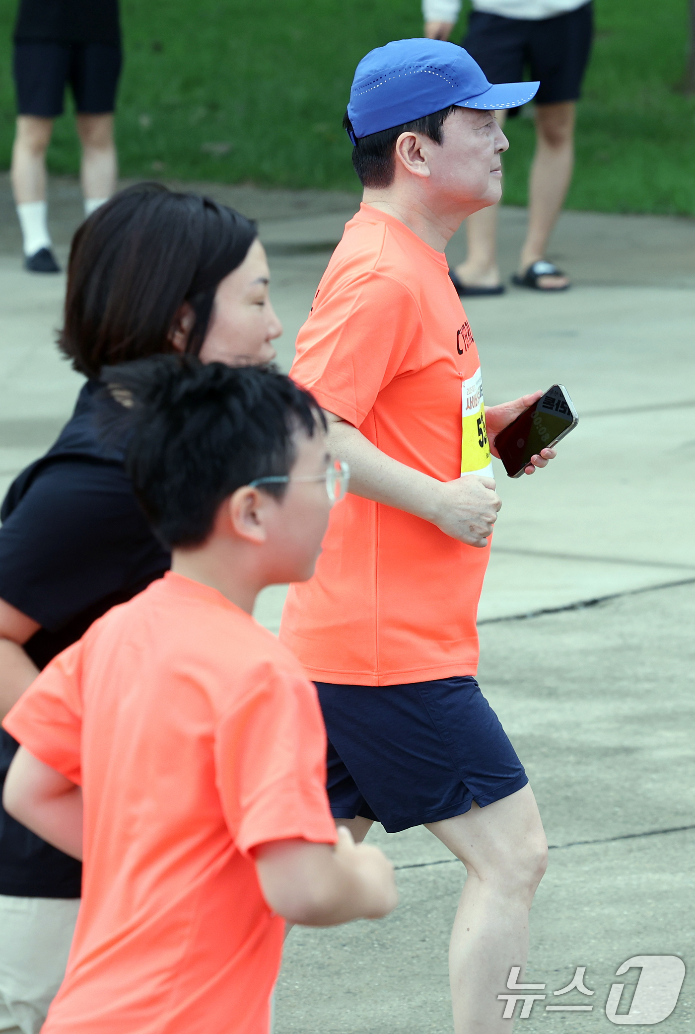 (서울=뉴스1) 박정호 기자 = 안철수 국민의힘 의원이 7일 오전 서울 여의도 한강공원 물빛무대에서 열린 2025 제17회 사이버 영토 수호 마라톤대회에서 5km 코스에 참가해 힘 …