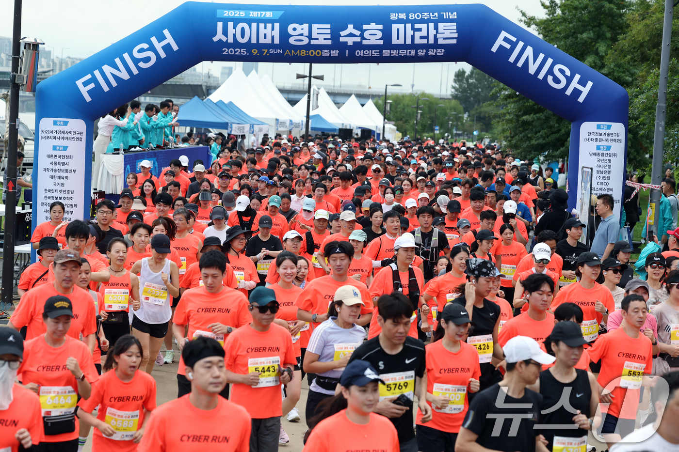 (서울=뉴스1) 박정호 기자 = 7일 오전 서울 여의도 한강공원 물빛무대에서 열린 2025 제17회 사이버 영토 수호 마라톤대회에서 5km 코스에 참가 러너들이 힘차게 출발하고 있 …