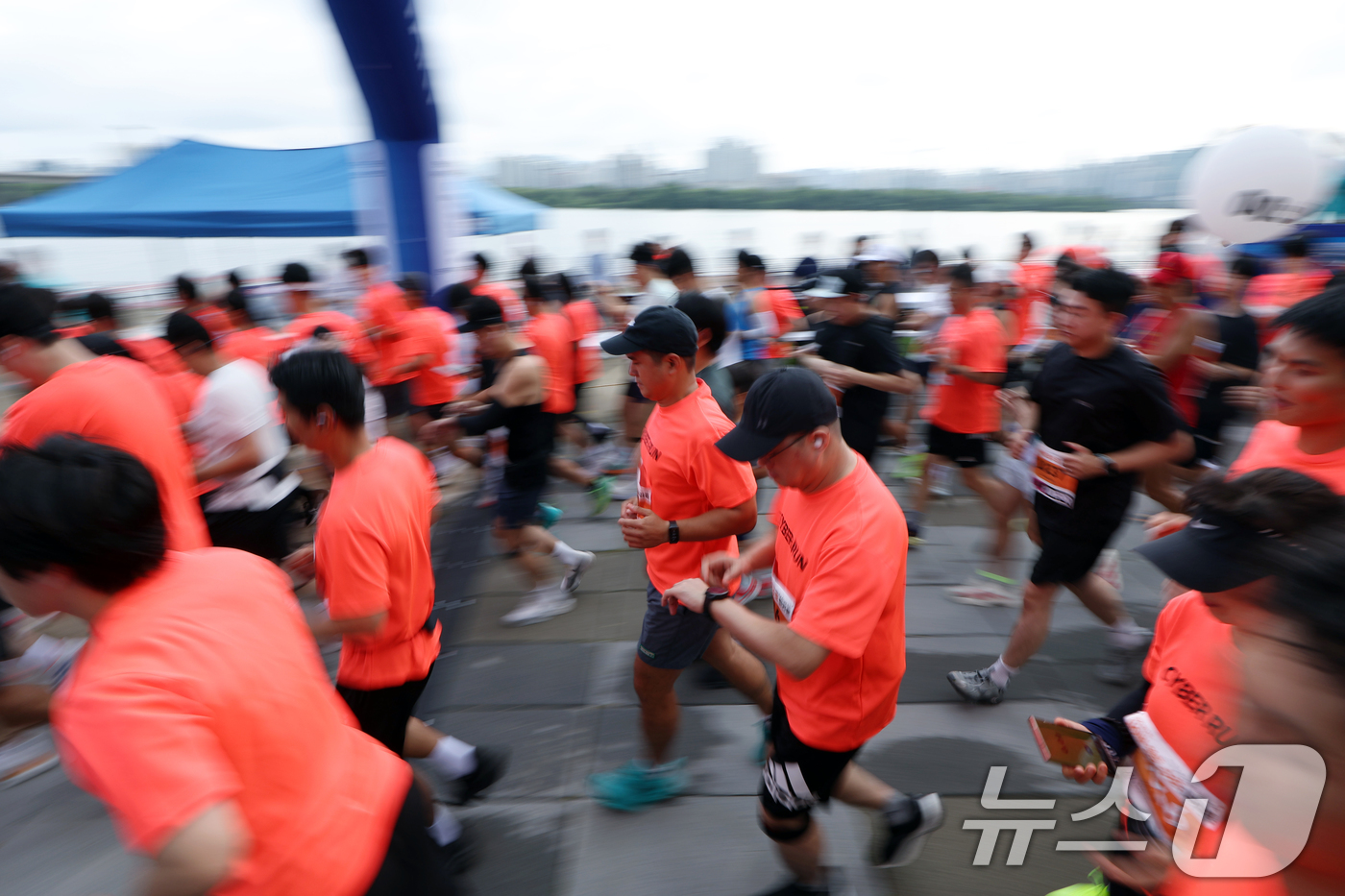(서울=뉴스1) 박정호 기자 = 7일 오전 서울 여의도 한강공원 물빛무대에서 열린 2025 제17회 사이버 영토 수호 마라톤대회 참가 러너들이 힘차게 출발하고 있다. 2025.9. …