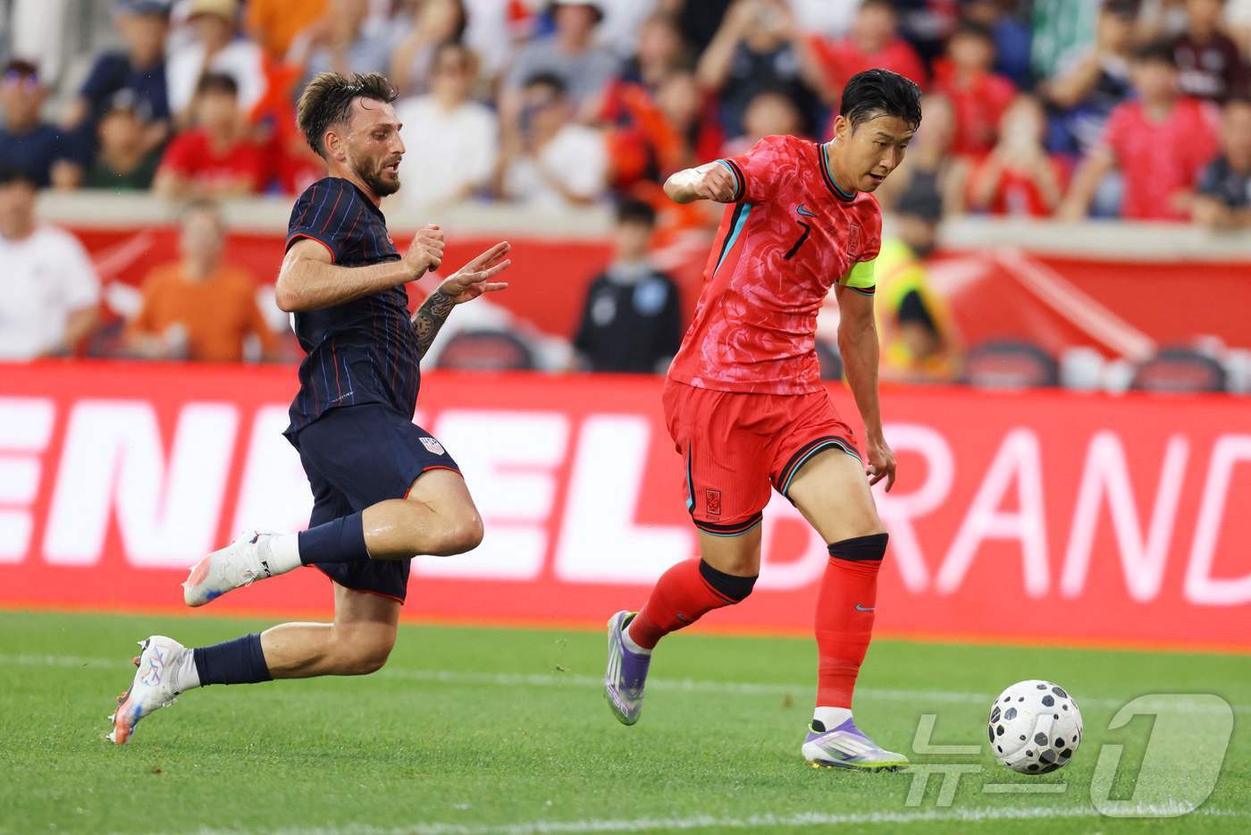 본문 이미지 - 미국을 상대로 득점하는 손흥민. ⓒ AFP=뉴스1 ⓒ News1 이재명 기자
