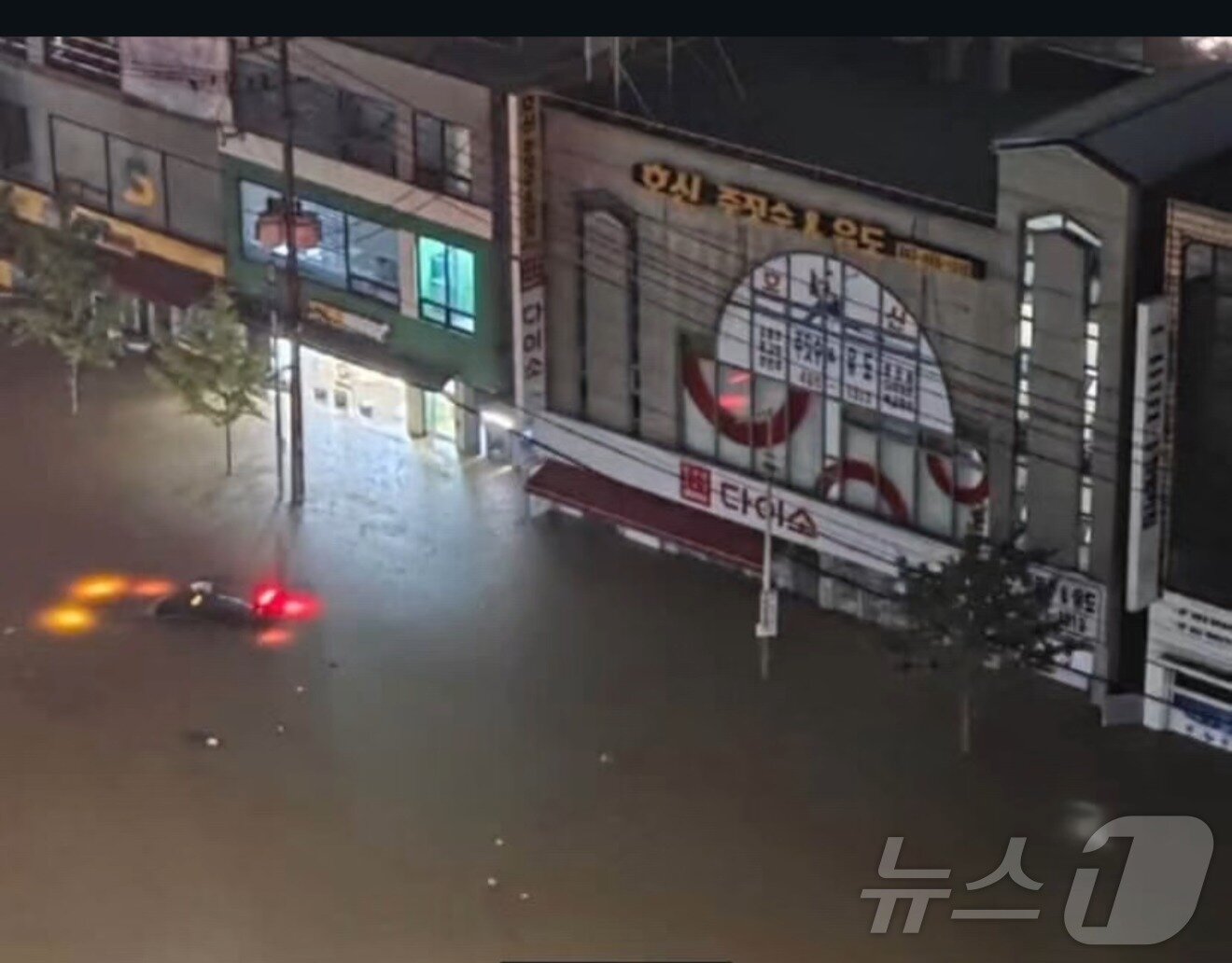 본문 이미지 - 전북지역에 극한호우가 내린 6일 밤 전북 군산시 나운동 도심이 침수 돼 있다. &#40;독자제공. 재판매 및 DB금지&#41; 2025.9.7/뉴스1 ⓒ News1 장수인 기자