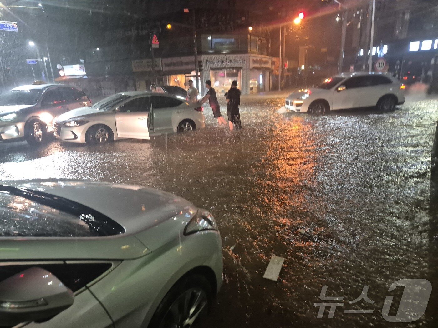 본문 이미지 - 6일 밤부터 전북 군산에 내린 비로 도로 곳곳이 잠기면서 차량 침수가 잇따라 발생했다.&#40;독자제공. 재판매 및 DB금지&#41; ⓒ News1