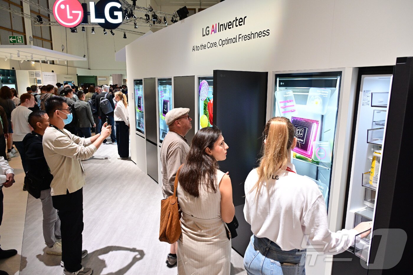 본문 이미지 - LG전자가 유럽 최대 가전 전시회 &#39;IFA 2025&#39;에 참가해 일상으로 다가온 &#39;LG AI홈&#39; 솔루션을 공개했다고 7일 밝혔다. LG전자는 유럽 고객의 라이프스타일에 최적화된 LG전자의 AI 가전 신제품과 실생활에서 바로 활용할 수 있는 &#39;LG AI 홈&#39; 솔루션 등을 선보였다. &#40;LG전자 제공. 재판매 및 DB 금지&#41; 2025.9.7/뉴스1