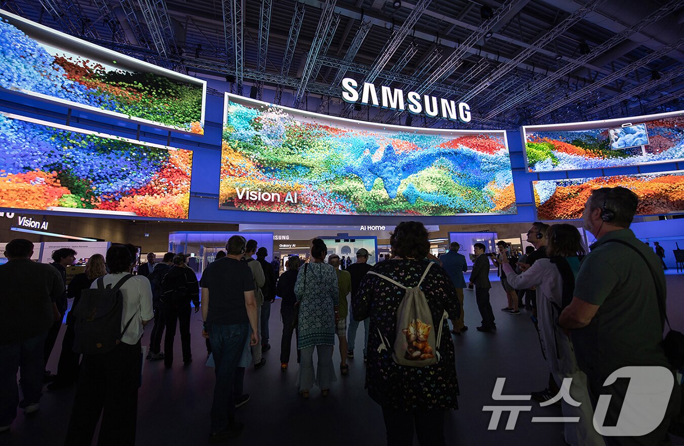 본문 이미지 - IFA 2025가 열린 독일 베를린 메세 베를린&#40;Messe Berlin&#41;에 마련된 &#39;시티 큐브 베를린&#40;City Cube Berlin&#41;&#39; 삼성전자 전시관에서 관람객들이 다양한 제품과 솔루션들을 체험하고 있다. &#40;삼성전자 제공. 재판매 및 DB 금지&#41; 2025.9.7/뉴스1
