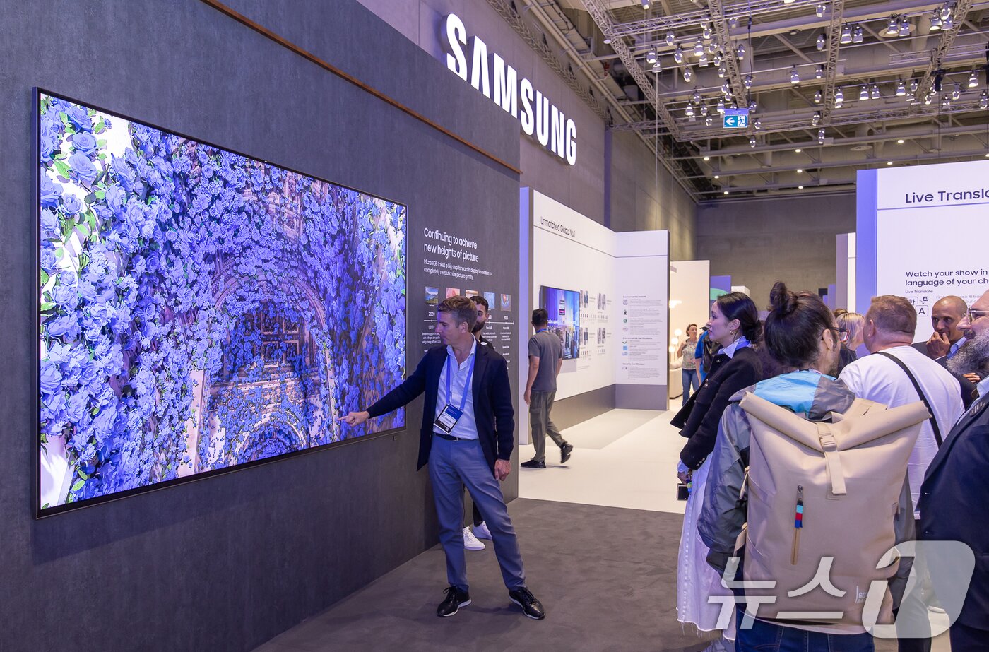본문 이미지 - IFA 2025가 열린 독일 베를린 메세 베를린(Messe Berlin)에 마련된 '시티 큐브 베를린(City Cube Berlin)' 삼성전자 전시관에서 관람객들이 115형 마이크로 RGB TV를 살펴보고 있다. (삼성전자 제공. 재판매 및 DB 금지) 2025.9.7/뉴스1