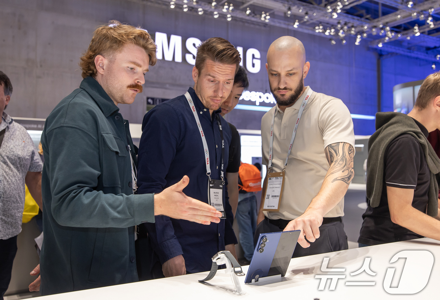 (서울=뉴스1) = IFA 2025가 열린 독일 베를린 메세 베를린(Messe Berlin)에 마련된 '시티 큐브 베를린(City Cube Berlin)' 삼성전자 전시관에서 관람 …