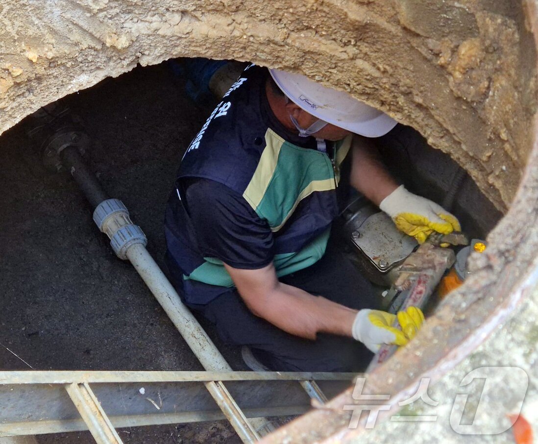 본문 이미지 - 강릉지역에 극심한 가뭄으로 제한급수가 시작된 지난 6일 강원도 강릉시 한 아파트단지 인근 맨홀에서 강릉시 관계자가 단수 작업을 하고 있다. 2025.9.7/뉴스1 ⓒ News1 윤왕근 기자