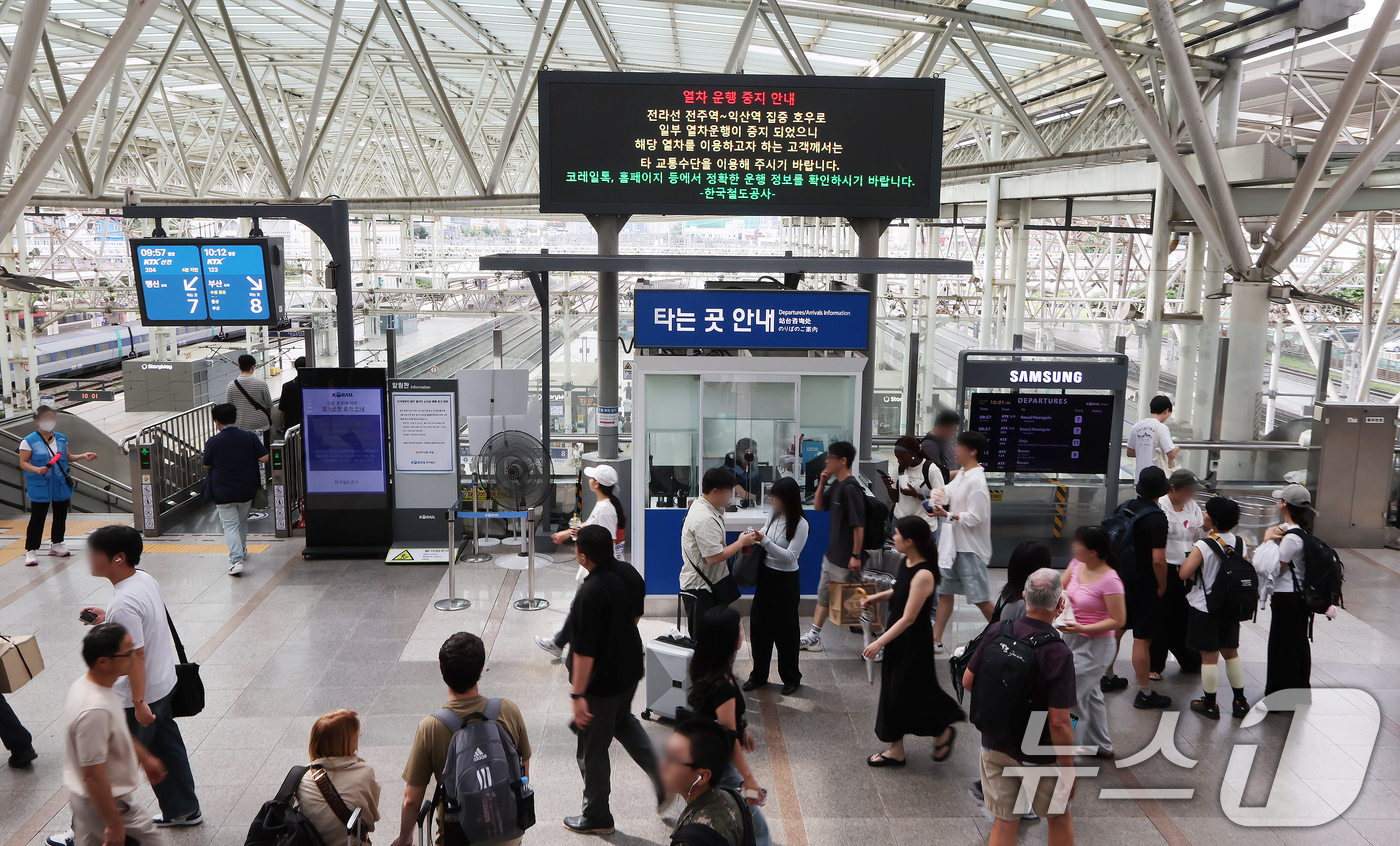 (서울=뉴스1) 장수영 기자 = 7일 오전 서울 중구 서울역에 전북지역 집중호우로 인한 전라선 일부 열차 운행 중지 안내문이 나오고 있다.해당 구간에서는 일반열차 5편이 중지되고, …