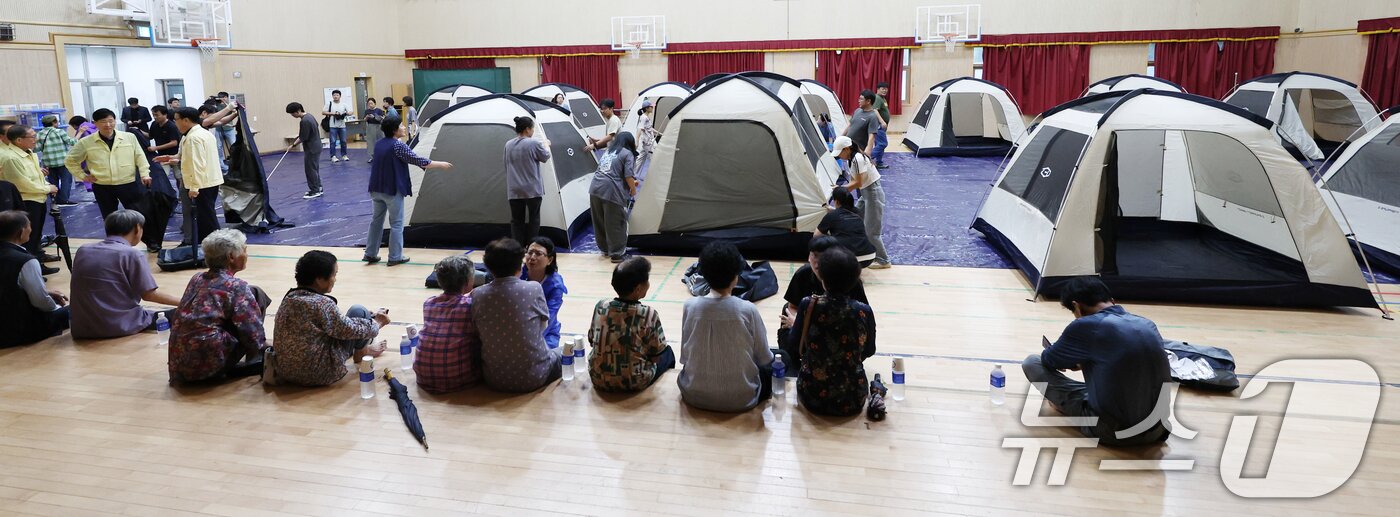 본문 이미지 - 전북지역에 극한호우가 내린 7일 전북 전주시 용소중학교 마련된 대피소에 진기·월평마을 주민들이 집중호우로 인한 대피명령을 받고 대피해 있다. 2025.9.7/뉴스1 ⓒ News1 유경석 기자