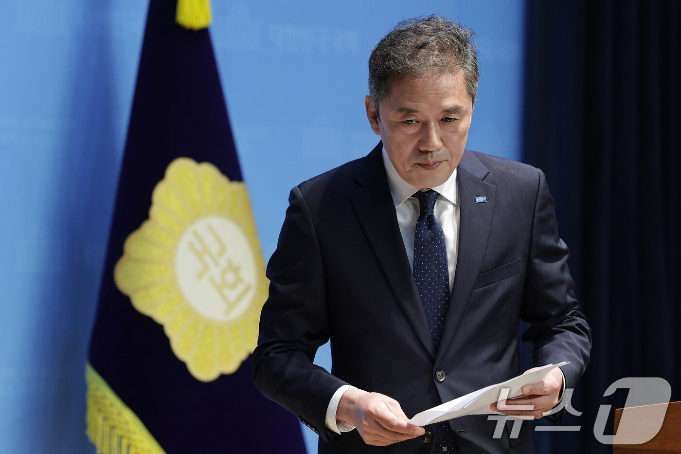 본문 이미지 - 황현선 조국혁신당 사무총장이 7일 오전 서울 여의도 국회 소통관에서 당내 성비위 파문에 따른 사퇴 기자회견을 마친 후 기자회견장을 나서고 있다. 2025.9.7/뉴스1 ⓒ News1 신웅수 기자