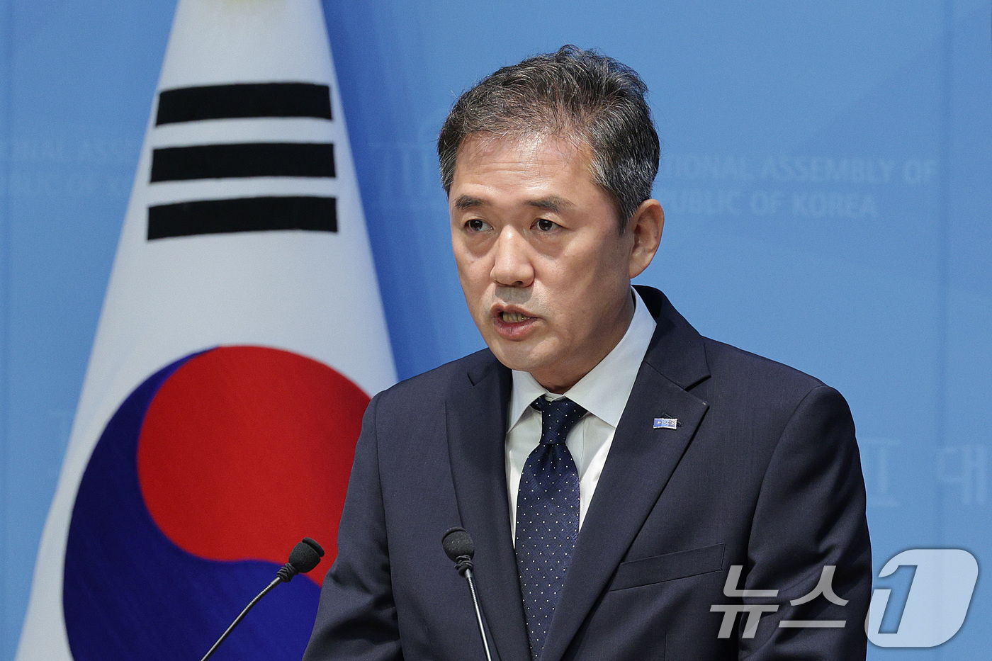 (서울=뉴스1) 신웅수 기자 = 황현선 조국혁신당 사무총장이 7일 오전 서울 여의도 국회 소통관에서 당내 성비위 파문에 따른 사퇴 기자회견을 하고 있다. 2025.9.7/뉴스1