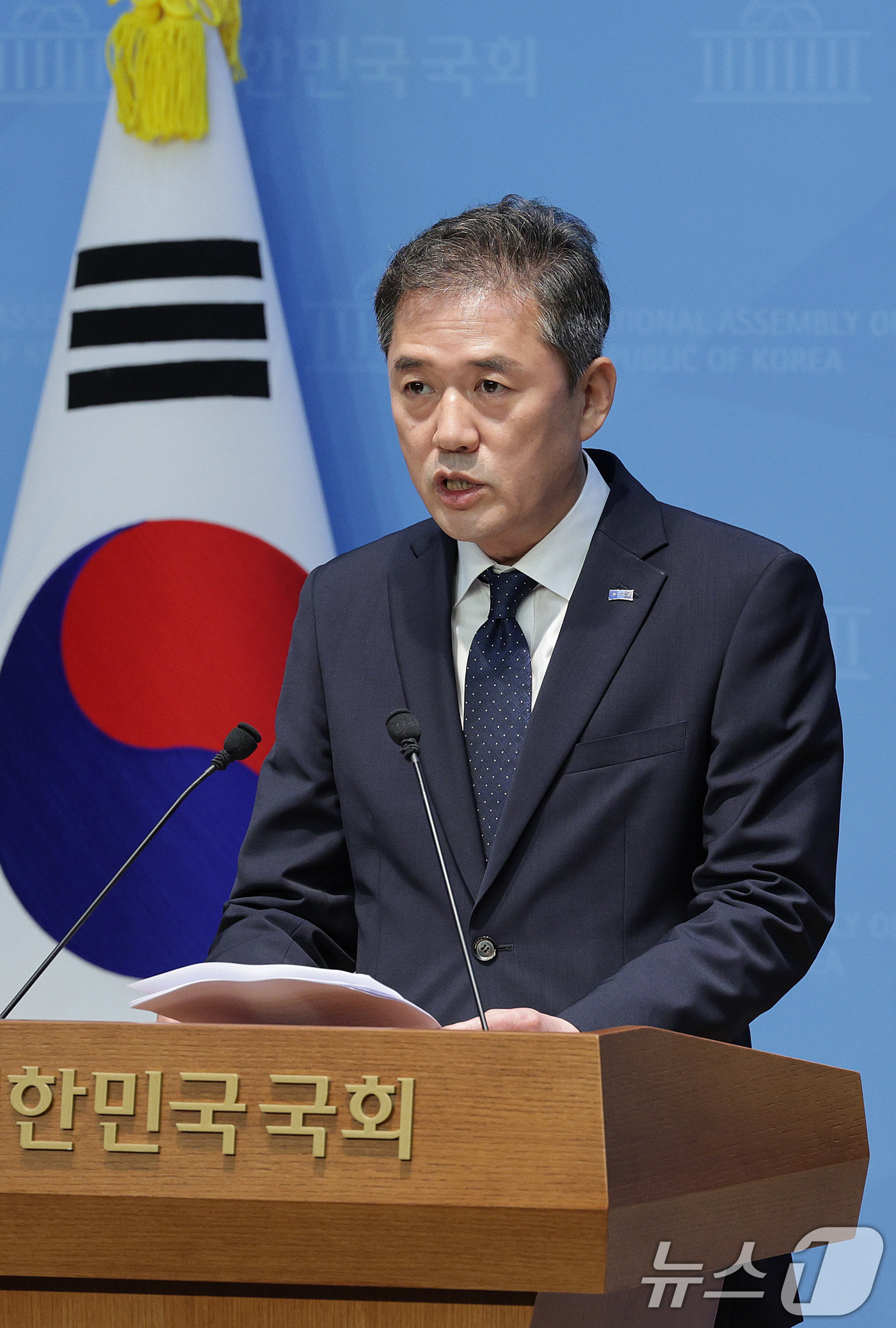 (서울=뉴스1) 신웅수 기자 = 황현선 조국혁신당 사무총장이 7일 오전 서울 여의도 국회 소통관에서 당내 성비위 파문에 따른 사퇴 기자회견을 하고 있다. 2025.9.7/뉴스1