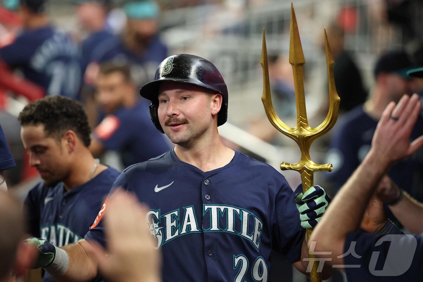본문 이미지 - 시즌 52호 홈런을 친 칼 롤리&#40;시애틀 매리너스&#41;. ⓒ AFP=뉴스1