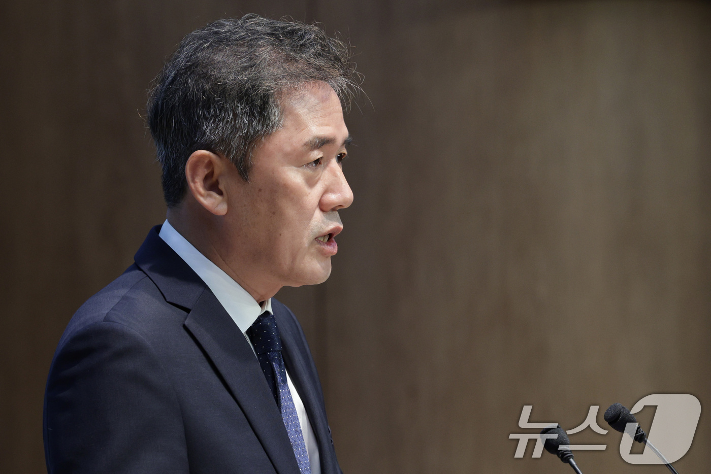 (서울=뉴스1) 신웅수 기자 = 황현선 조국혁신당 사무총장이 7일 오전 서울 여의도 국회 소통관에서 당내 성비위 파문에 따른 사퇴 기자회견을 하고 있다. 2025.9.7/뉴스1