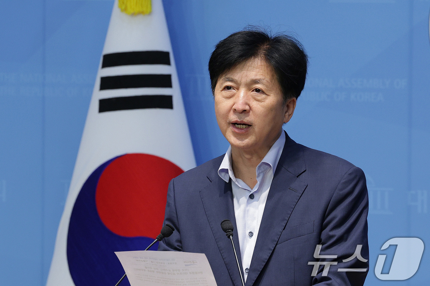 (서울=뉴스1) 신웅수 기자 = 더불어민주당 당내 정책그룹인 '더좋은미래(더미래)'의 오기형 의원이 7일 오전 서울 여의도 국회 소통관에서 미국 이민당국의 한국 기업 직원 구금과 …