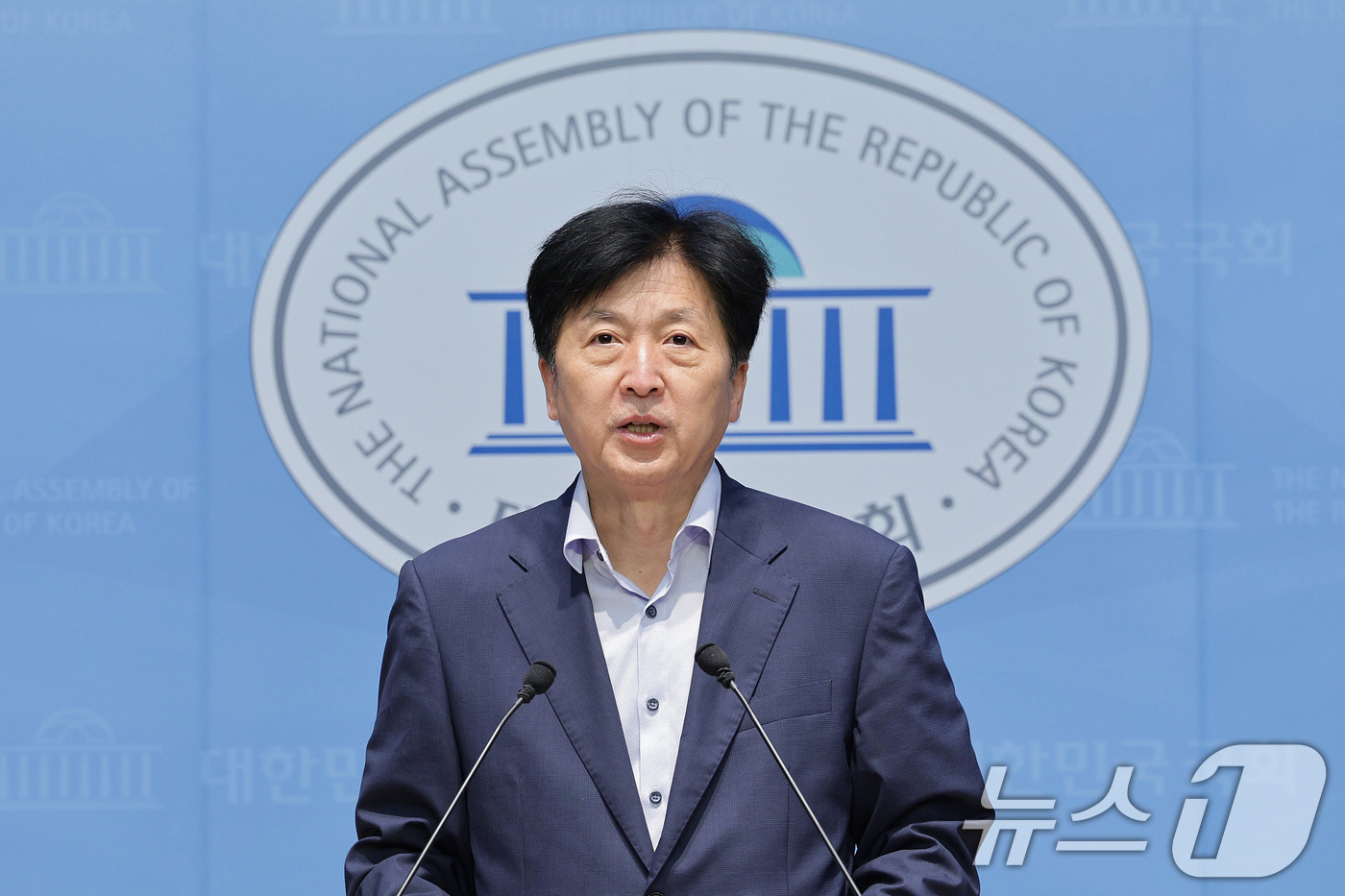 (서울=뉴스1) 신웅수 기자 = 더불어민주당 당내 정책그룹인 '더좋은미래(더미래)'의 오기형 의원이 7일 오전 서울 여의도 국회 소통관에서 미국 이민당국의 한국 기업 직원 구금과 …