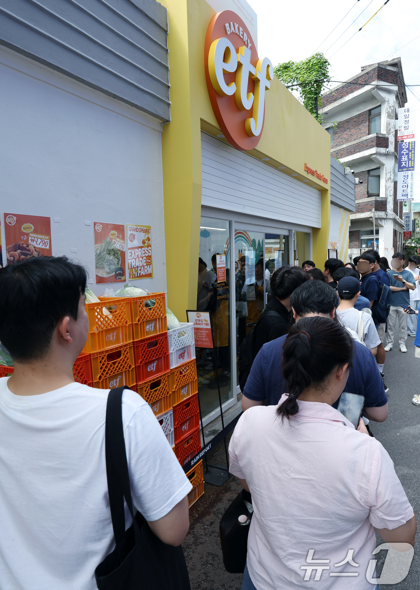 (서울=뉴스1) 박정호 기자 = 경제유튜버 슈카의 ETF 베이커리 팝업 스토어 마지막 날인 7일 서울 성동구 글로우 성수를 찾은 고객들이 입장 순서를 기다리고 있다.'ETF 베이커 …