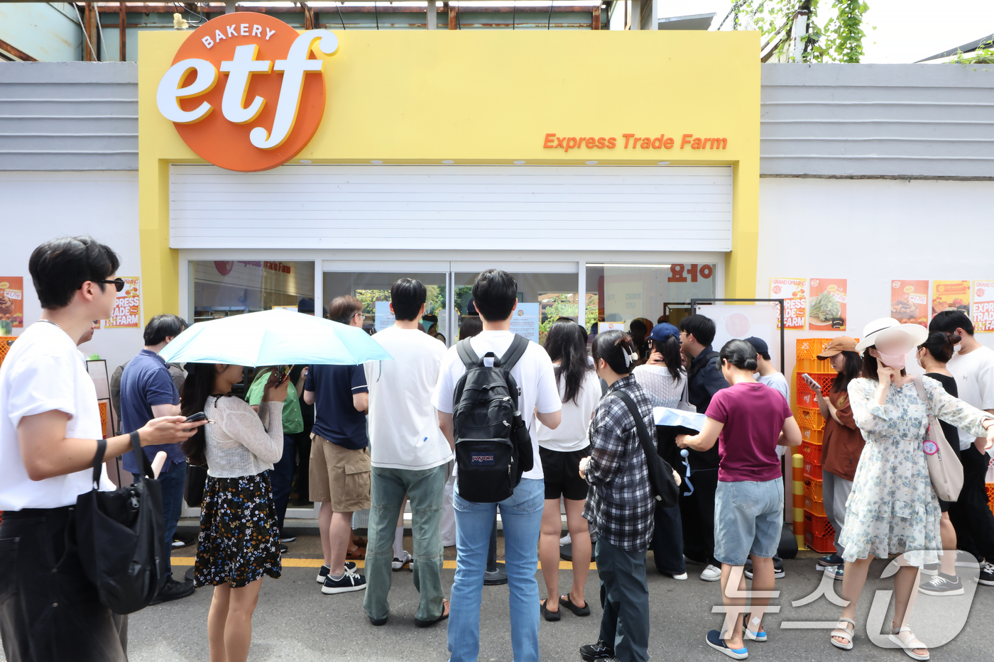 (서울=뉴스1) 박정호 기자 = 경제유튜버 슈카의 ETF 베이커리 팝업 스토어 마지막 날인 7일 서울 성동구 글로우 성수를 찾은 고객들이 입장 순서를 기다리고 있다.'ETF 베이커 …