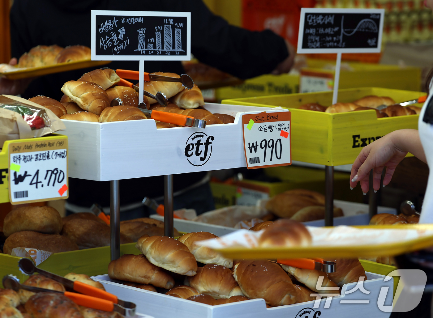 (서울=뉴스1) 박정호 기자 = 경제유튜버 슈카의 ETF 베이커리 팝업 스토어 마지막 날인 7일 서울 성동구 글로우 성수를 찾은 고객들이 빵을 고르고 있다.'ETF 베이커리'는 베 …