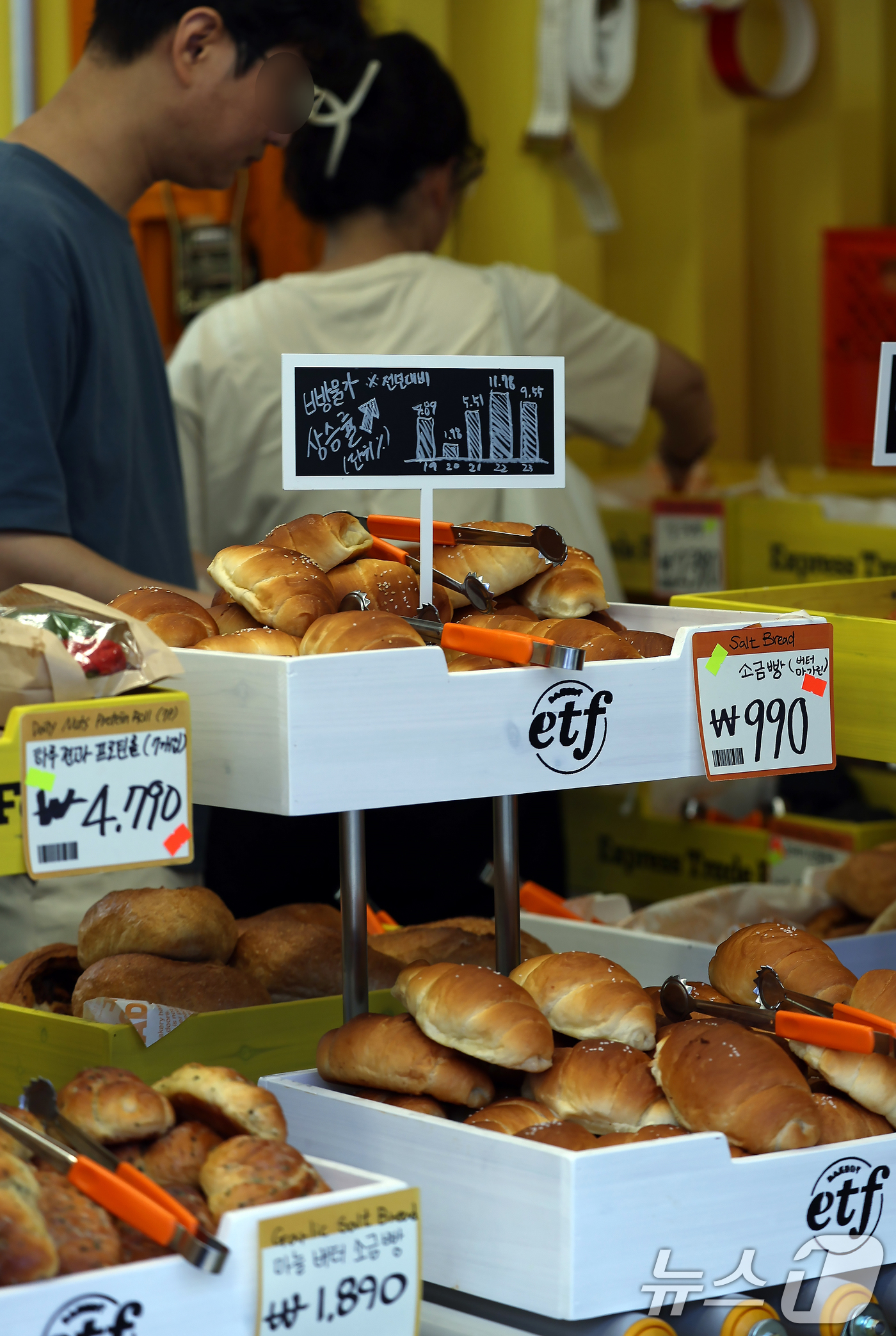 (서울=뉴스1) 박정호 기자 = 경제유튜버 슈카의 ETF 베이커리 팝업 스토어 마지막 날인 7일 서울 성동구 글로우 성수를 찾은 고객들이 빵을 고르고 있다.'ETF 베이커리'는 베 …