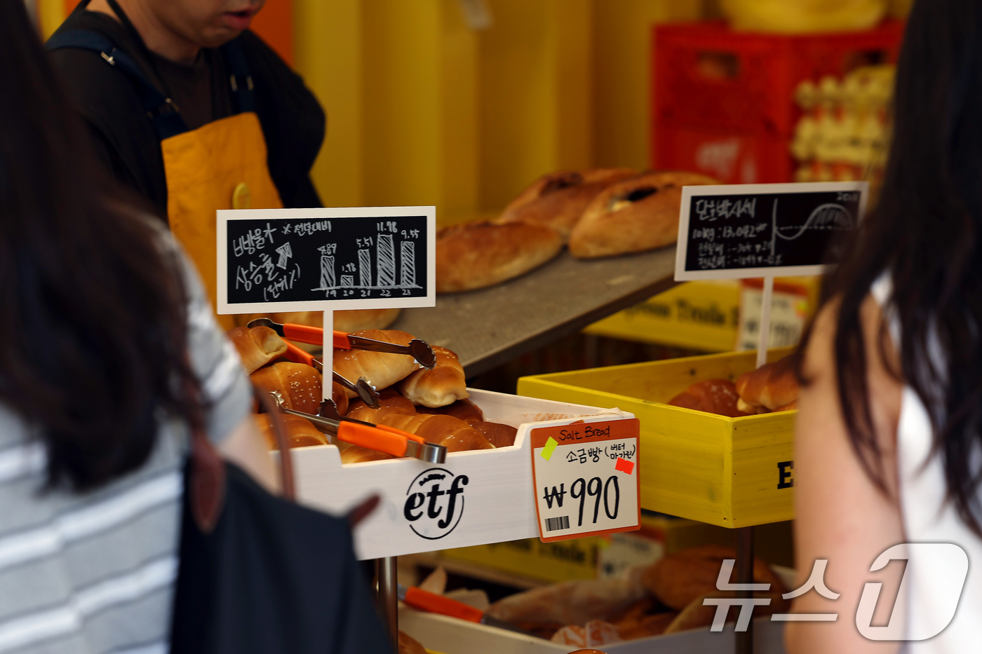 (서울=뉴스1) 박정호 기자 = 경제유튜버 슈카의 ETF 베이커리 팝업 스토어 마지막 날인 7일 서울 성동구 글로우 성수를 찾은 고객들이 빵을 고르고 있다.'ETF 베이커리'는 베 …