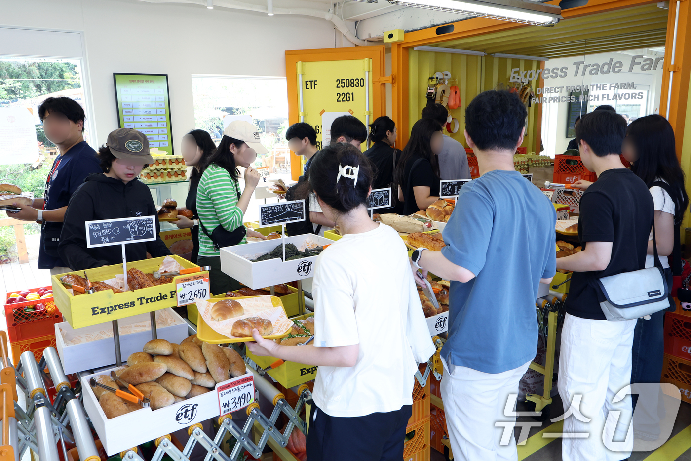 (서울=뉴스1) 박정호 기자 = 경제유튜버 슈카의 ETF 베이커리 팝업 스토어 마지막 날인 7일 서울 성동구 글로우 성수를 찾은 고객들이 빵을 고르고 있다.'ETF 베이커리'는 베 …